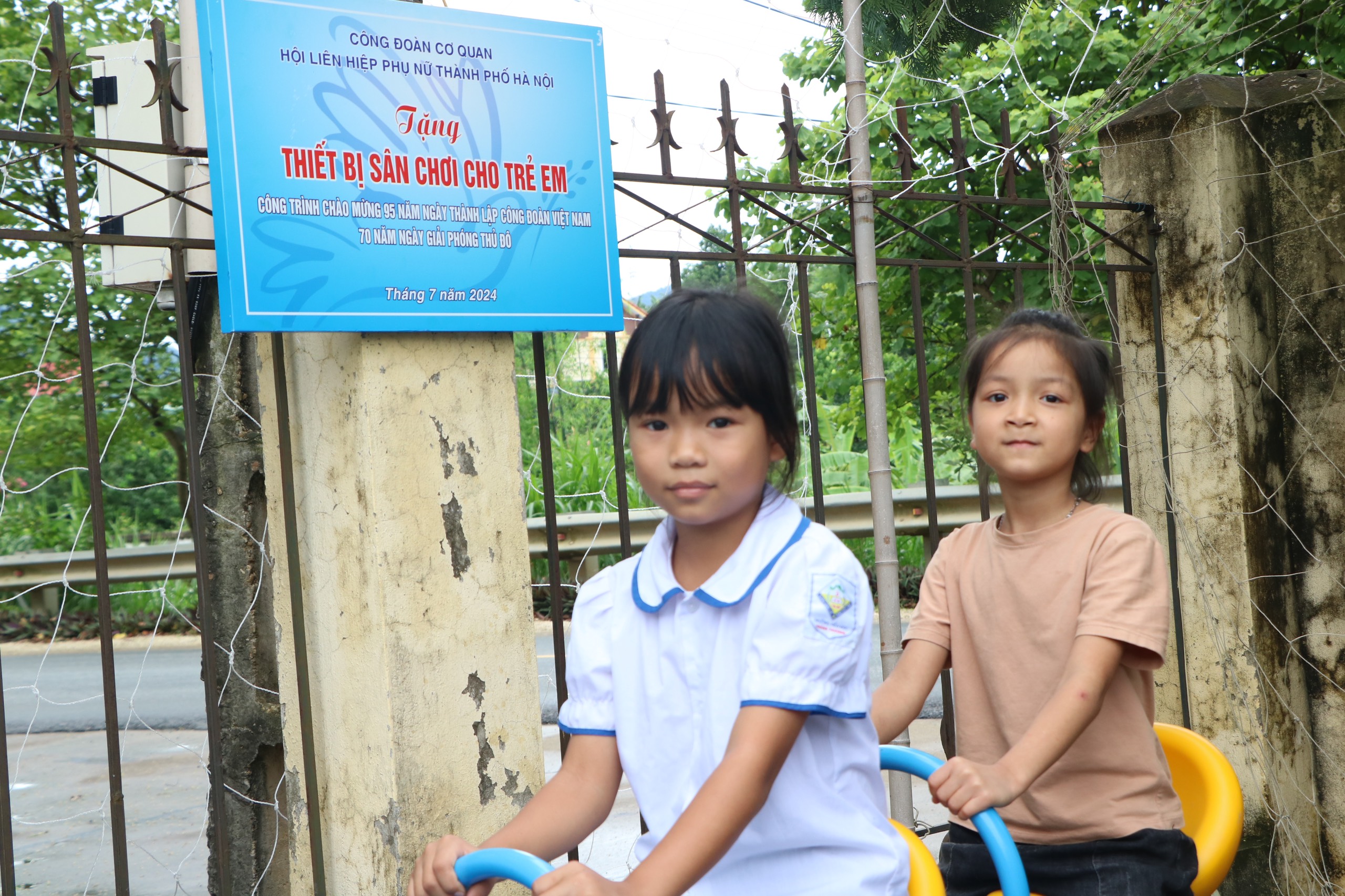 Công đoàn cơ quan Hội LHPN Hà Nội: Trao tặng thiết bị sân chơi cho trẻ em xã Khánh Thượng, huyện Ba Vì - ảnh 13