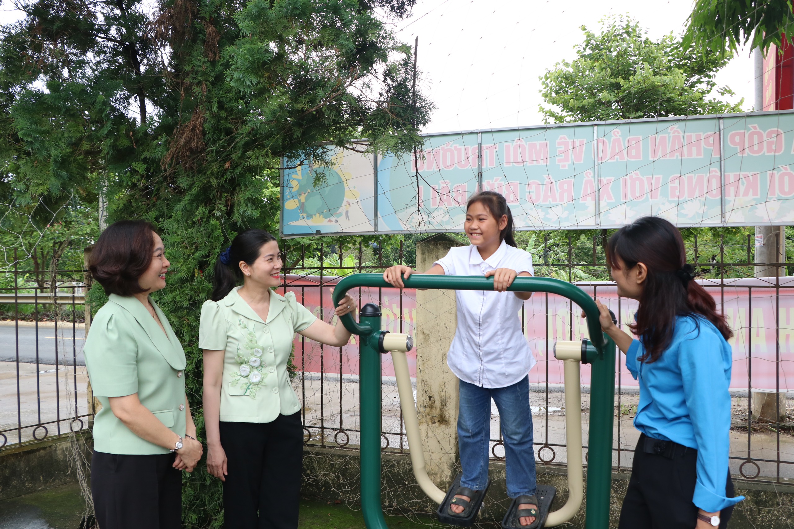 Công đoàn cơ quan Hội LHPN Hà Nội: Trao tặng thiết bị sân chơi cho trẻ em xã Khánh Thượng, huyện Ba Vì - ảnh 6