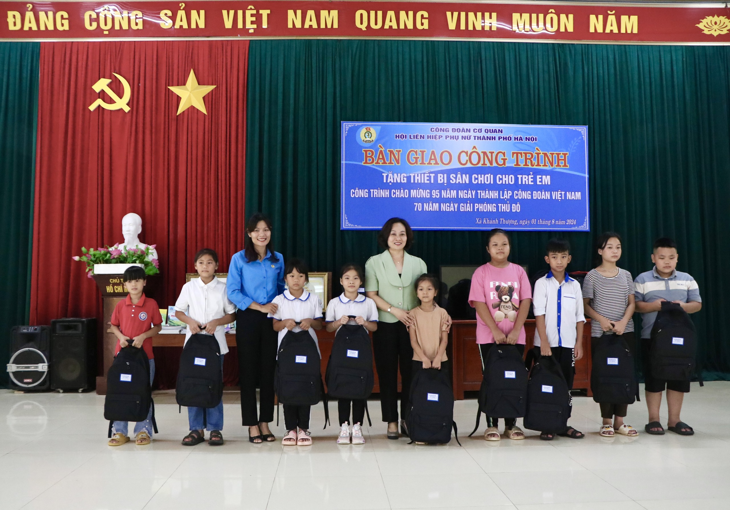 Công đoàn cơ quan Hội LHPN Hà Nội: Trao tặng thiết bị sân chơi cho trẻ em xã Khánh Thượng, huyện Ba Vì - ảnh 9