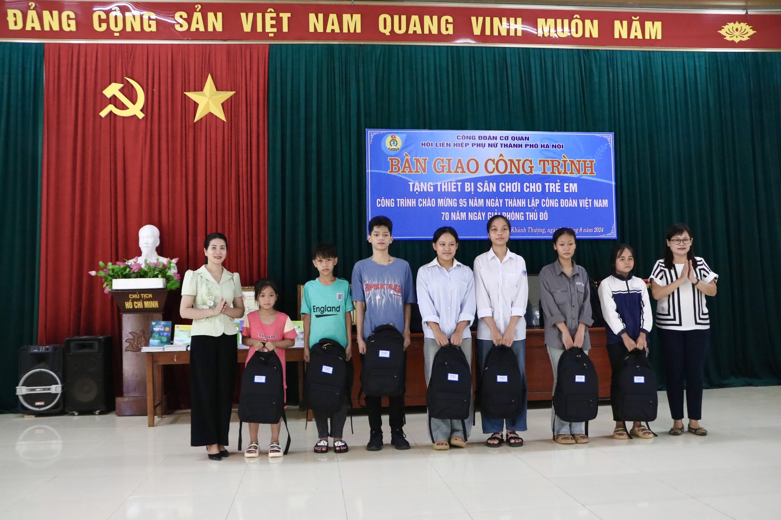 Công đoàn cơ quan Hội LHPN Hà Nội: Trao tặng thiết bị sân chơi cho trẻ em xã Khánh Thượng, huyện Ba Vì - ảnh 10