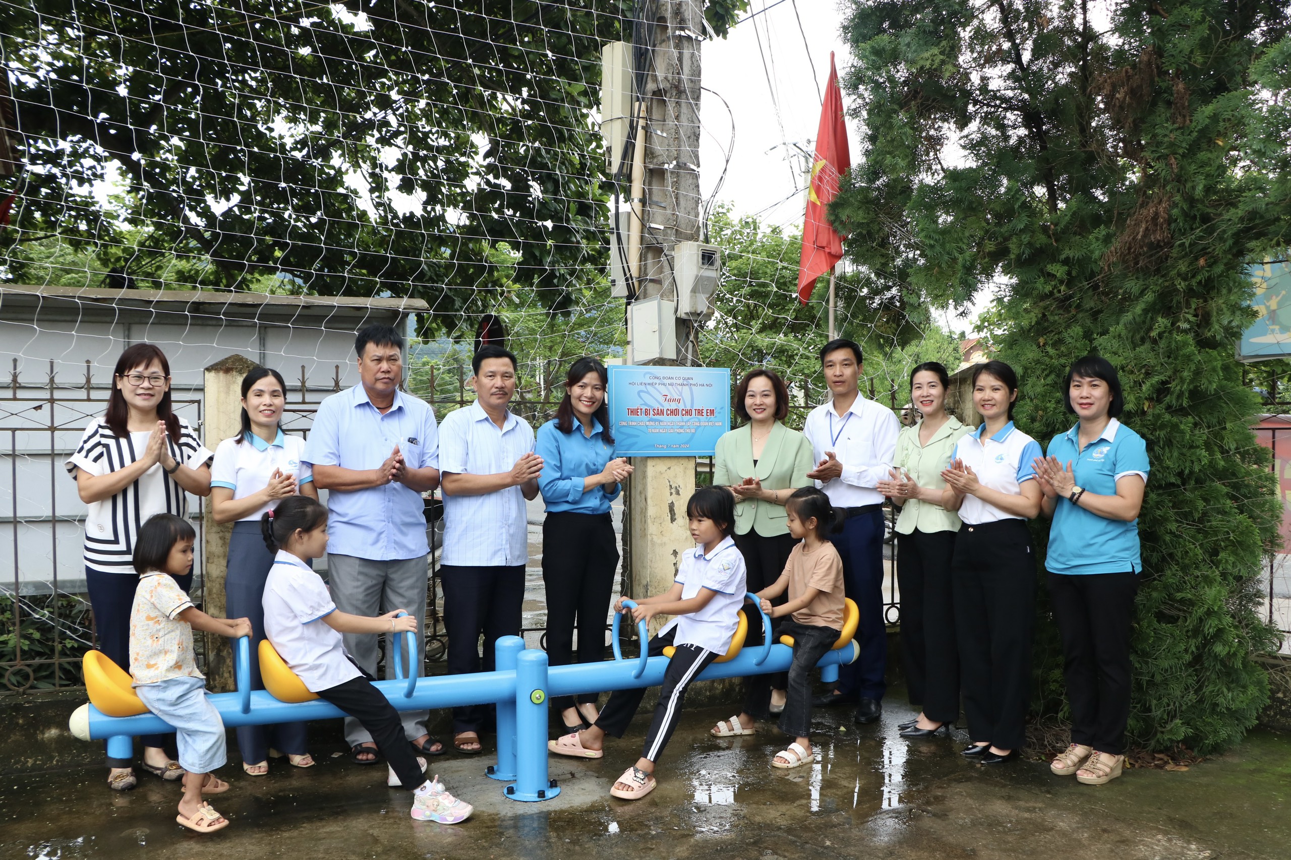 Công đoàn cơ quan Hội LHPN Hà Nội: Trao tặng thiết bị sân chơi cho trẻ em xã Khánh Thượng, huyện Ba Vì - ảnh 4