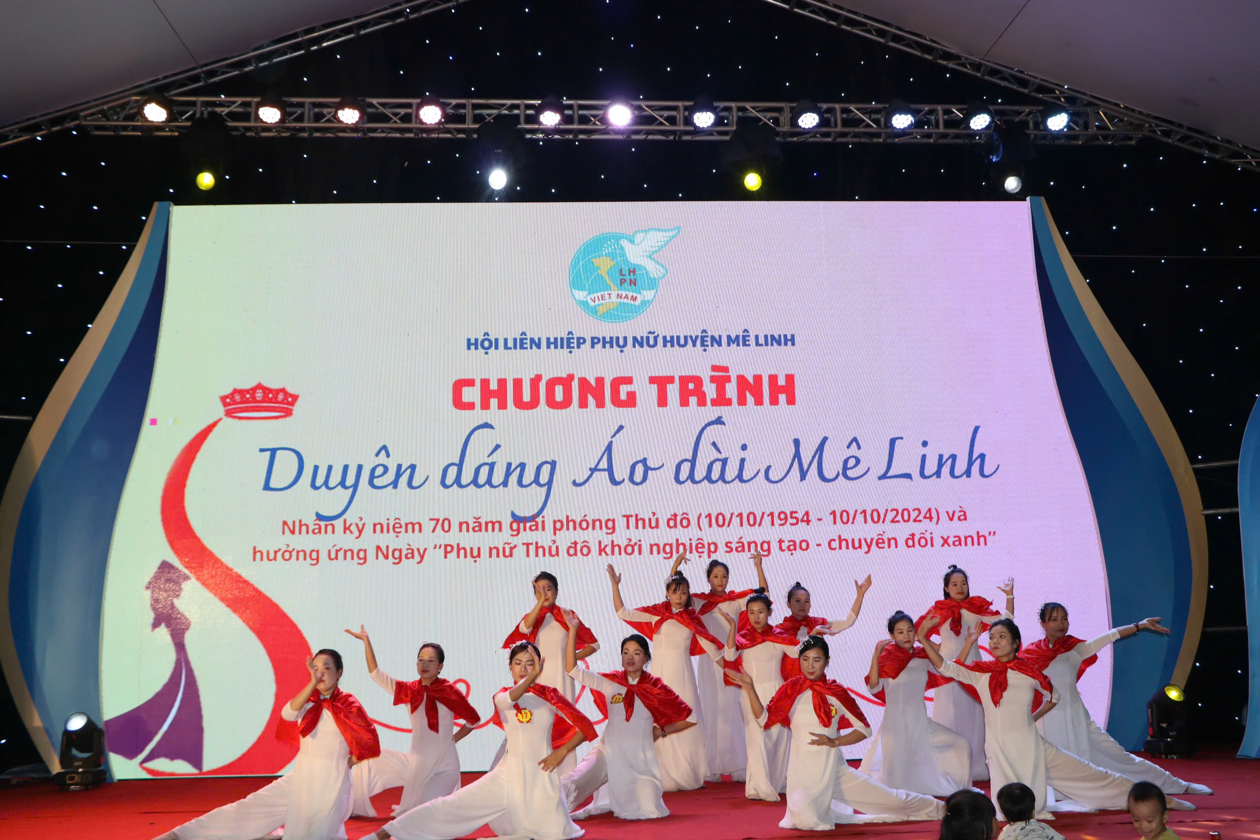 Tôn vinh vẻ đẹp áo dài từ chương trình “Duyên dáng Áo dài Mê Linh“ - ảnh 5