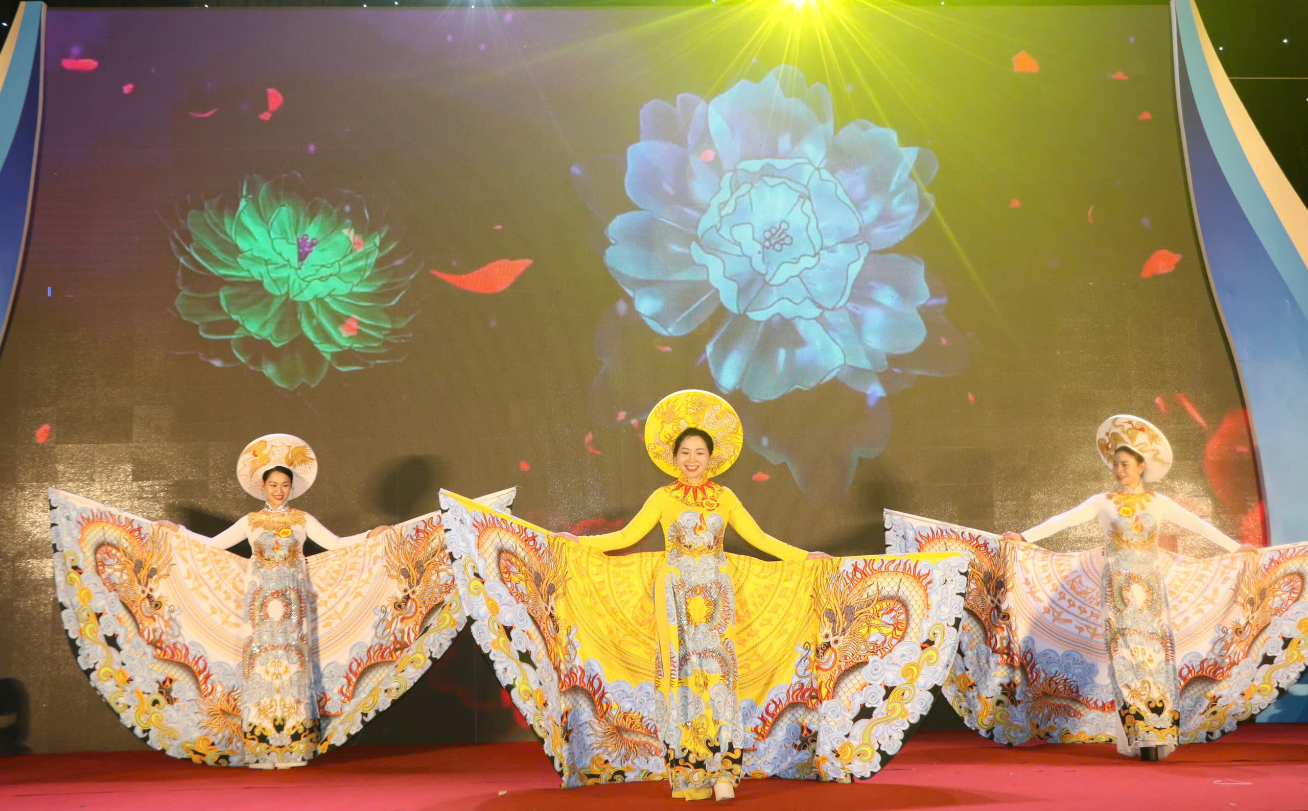 Tôn vinh vẻ đẹp áo dài từ chương trình “Duyên dáng Áo dài Mê Linh“ - ảnh 8