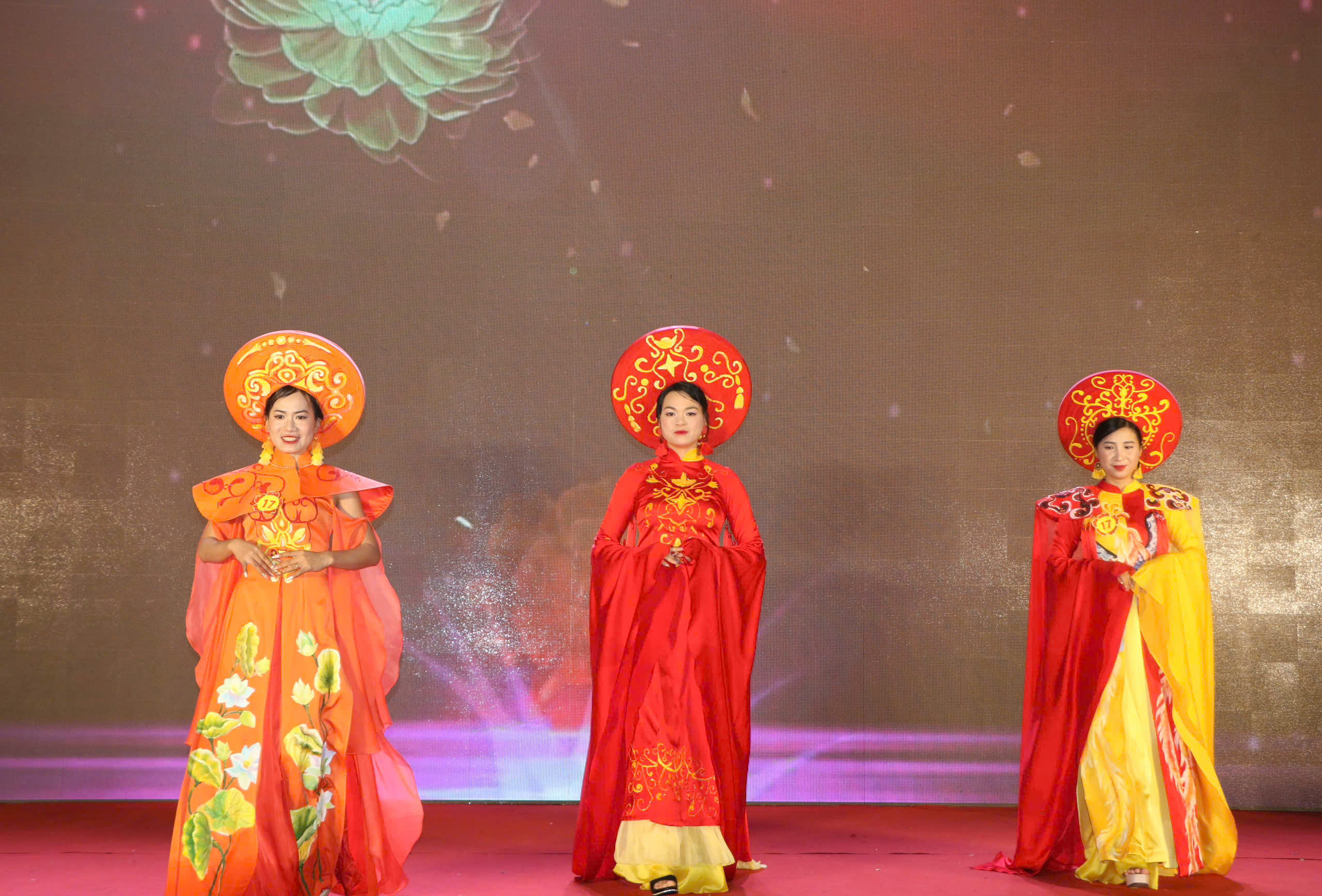 Tôn vinh vẻ đẹp áo dài từ chương trình “Duyên dáng Áo dài Mê Linh“ - ảnh 10
