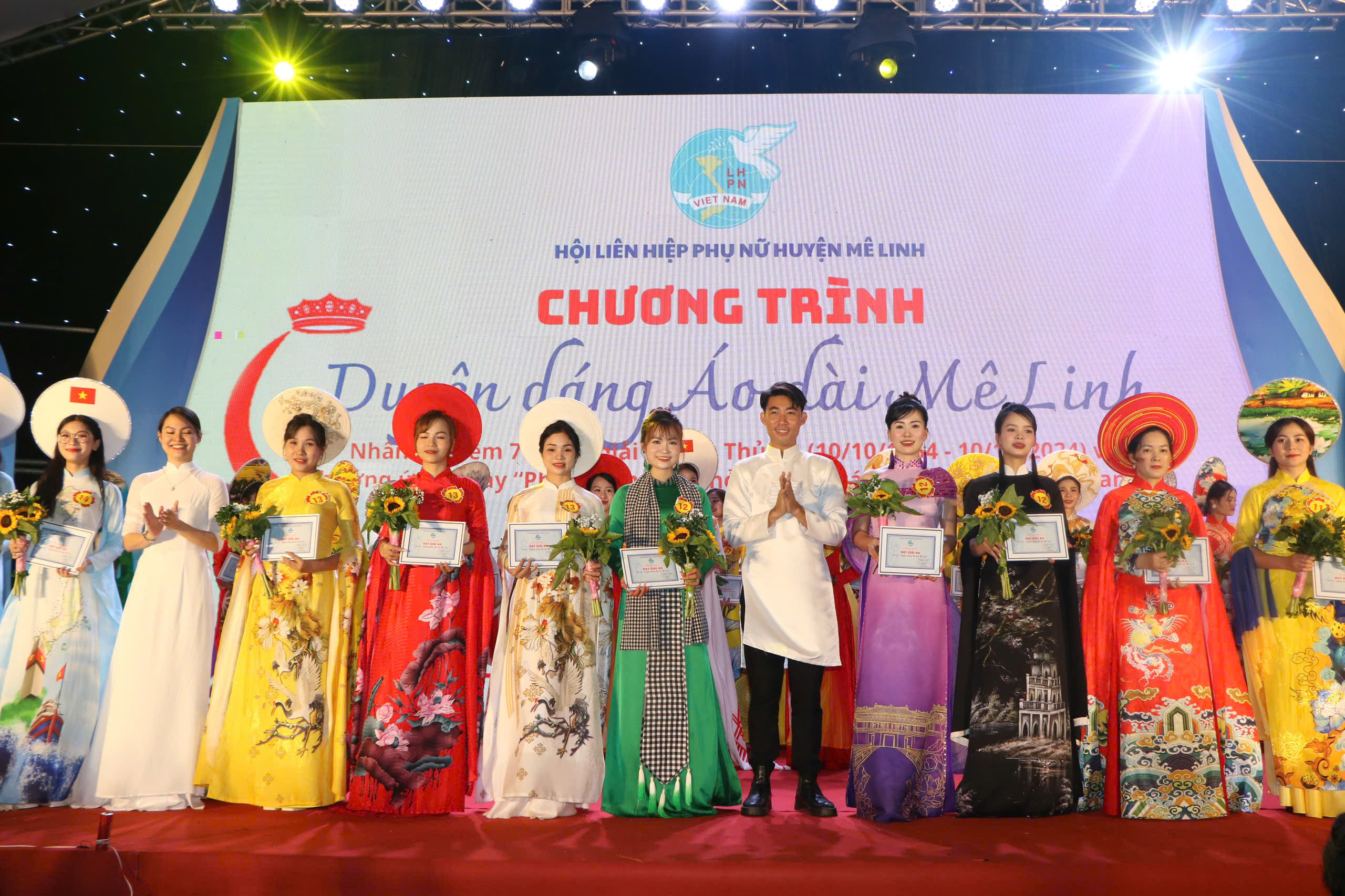 Tôn vinh vẻ đẹp áo dài từ chương trình “Duyên dáng Áo dài Mê Linh“ - ảnh 14