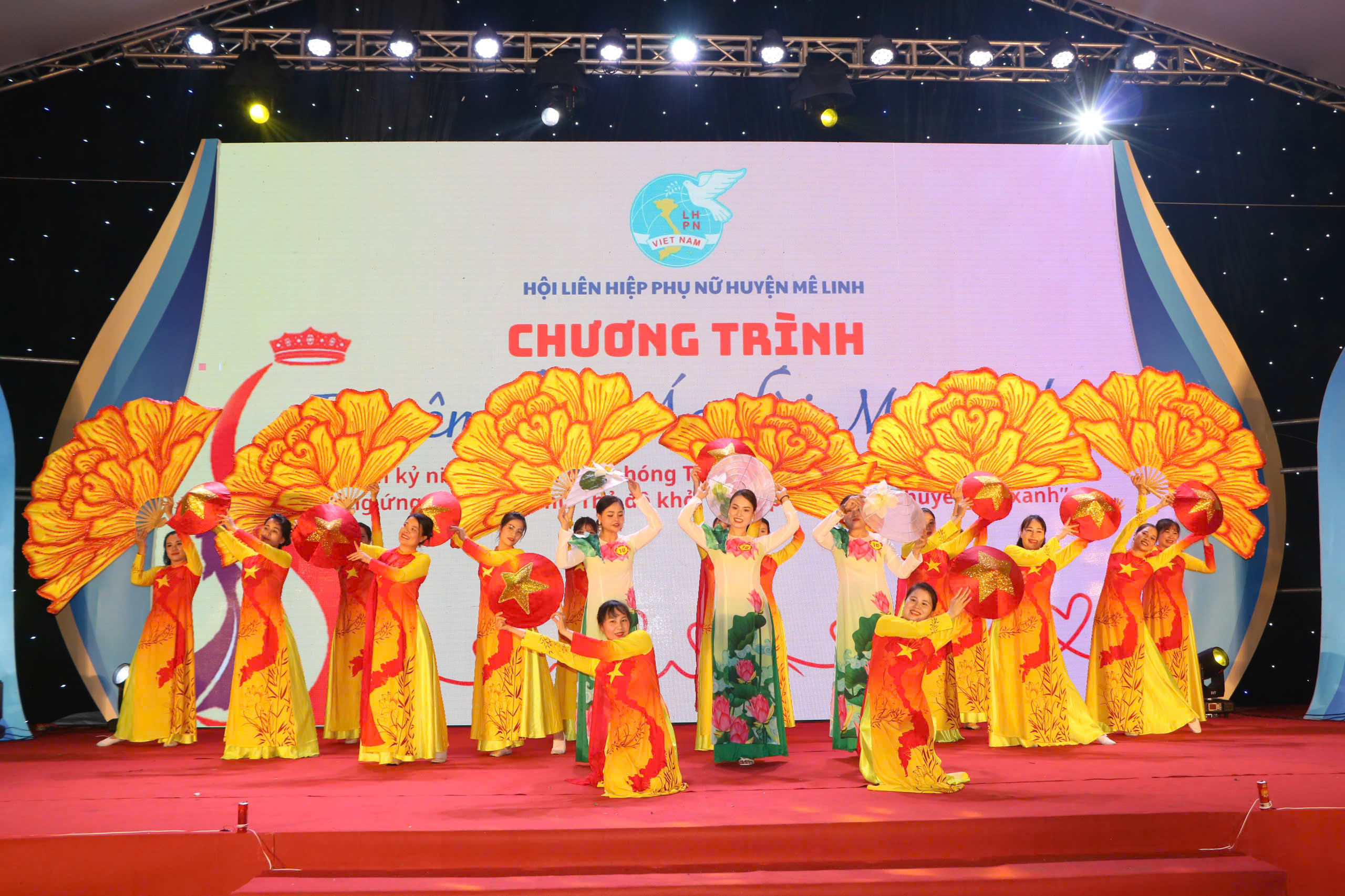 Tôn vinh vẻ đẹp áo dài từ chương trình “Duyên dáng Áo dài Mê Linh“ - ảnh 4
