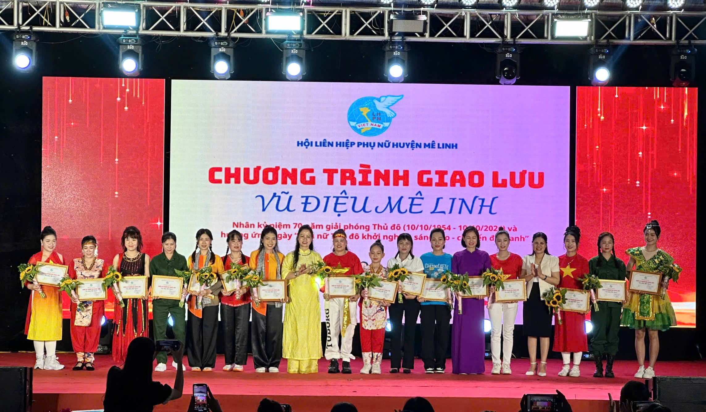 Sôi nổi các màn trình diễn giao lưu “Vũ điệu Mê Linh“ - ảnh 1