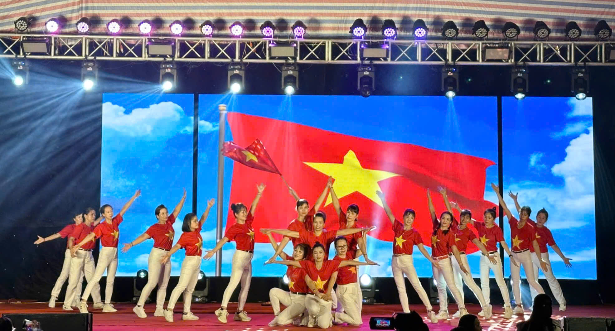 Sôi nổi các màn trình diễn giao lưu “Vũ điệu Mê Linh“ - ảnh 2