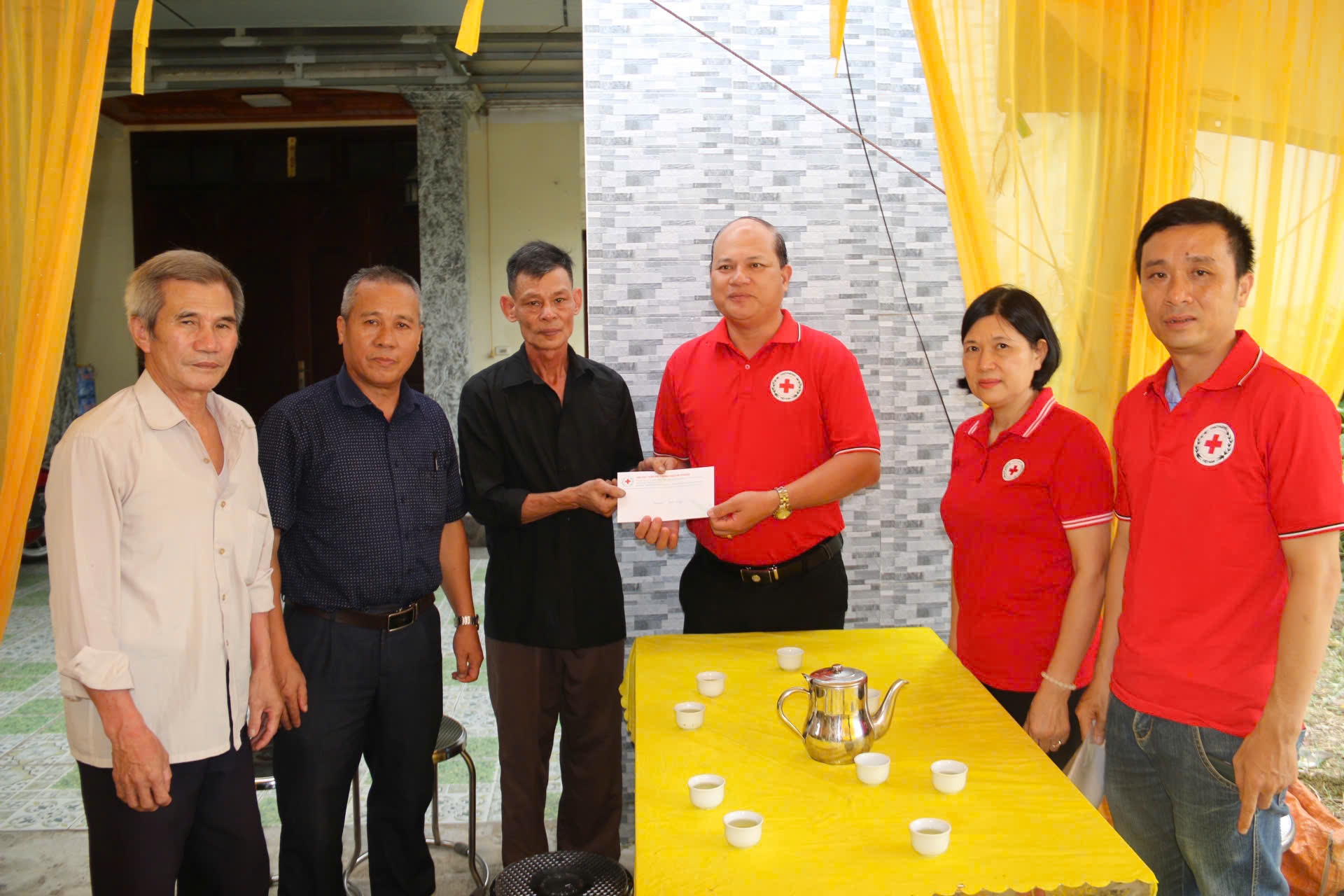 Cứu trợ khẩn cấp các gia đình bị thiệt hại do bão số 3 tại Quảng Ninh và Hải Phòng - ảnh 1