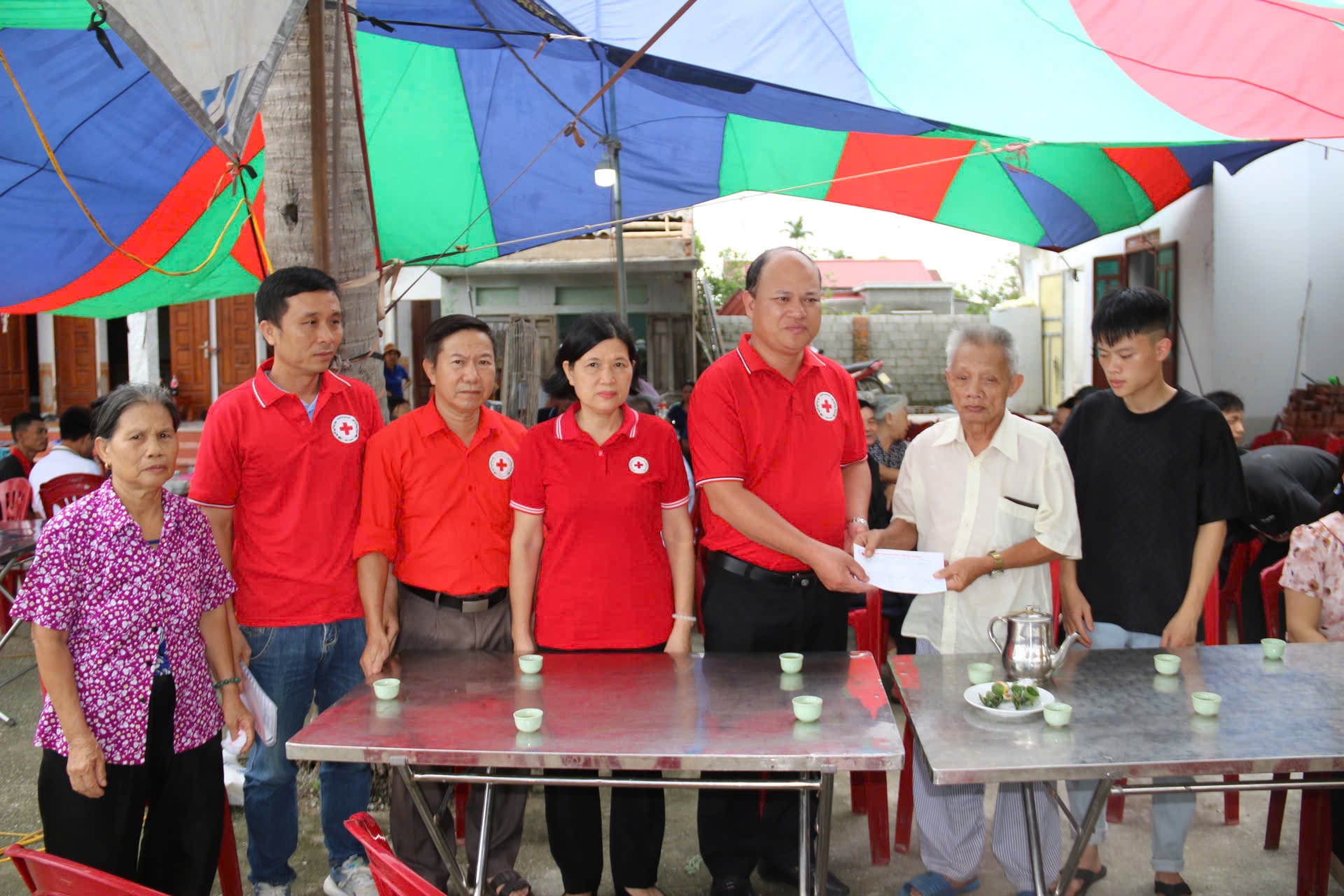 Cứu trợ khẩn cấp các gia đình bị thiệt hại do bão số 3 tại Quảng Ninh và Hải Phòng - ảnh 2