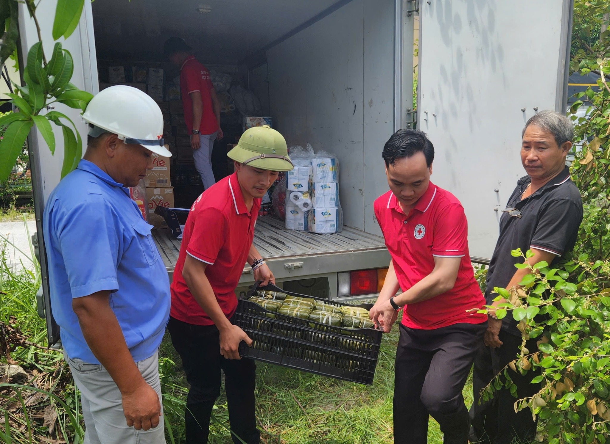 Cấp hàng cứu trợ lưu động giúp người dân bị ảnh hưởng bởi mưa lũ tại Yên Bái - ảnh 1