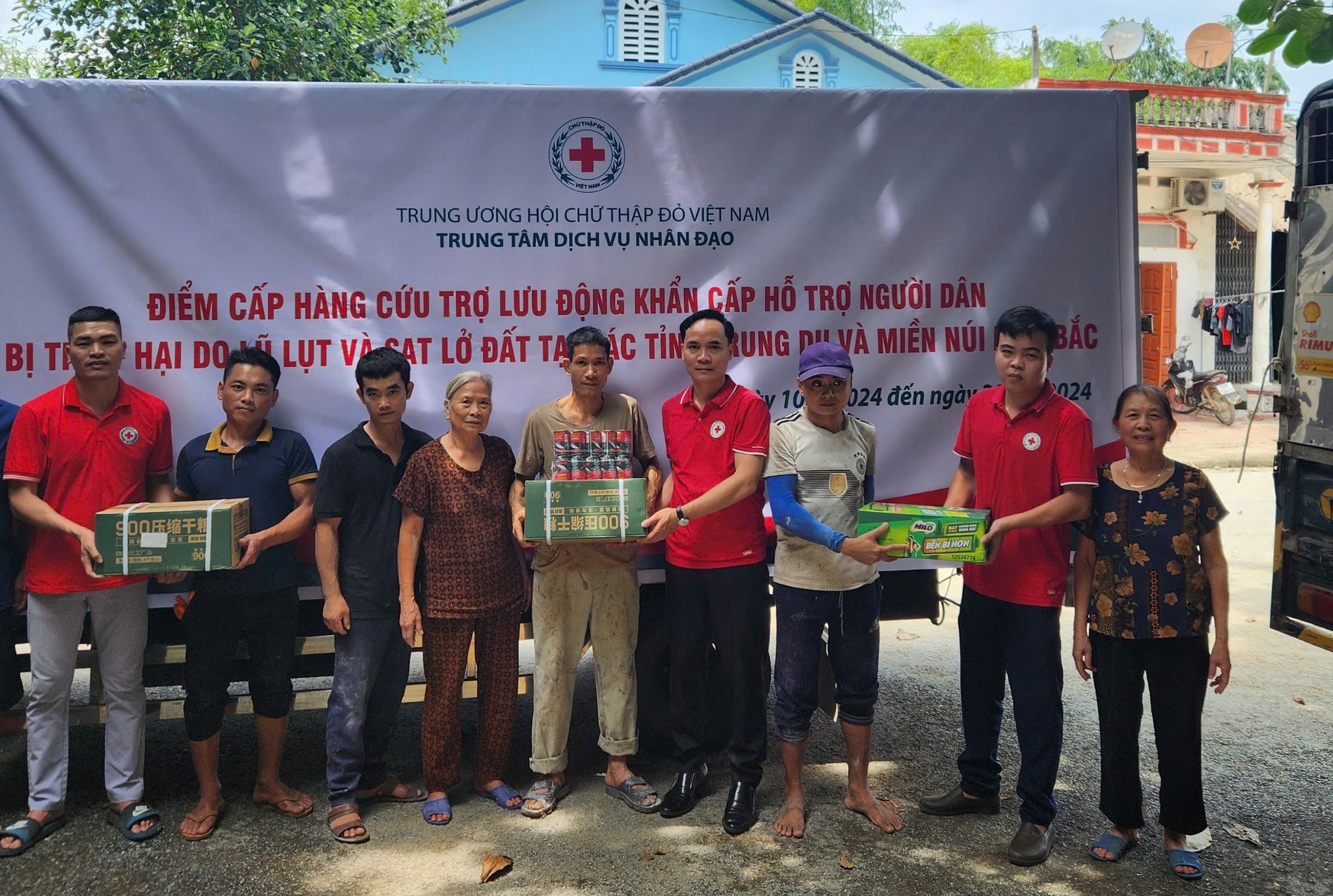 Cấp hàng cứu trợ lưu động giúp người dân bị ảnh hưởng bởi mưa lũ tại Yên Bái - ảnh 3