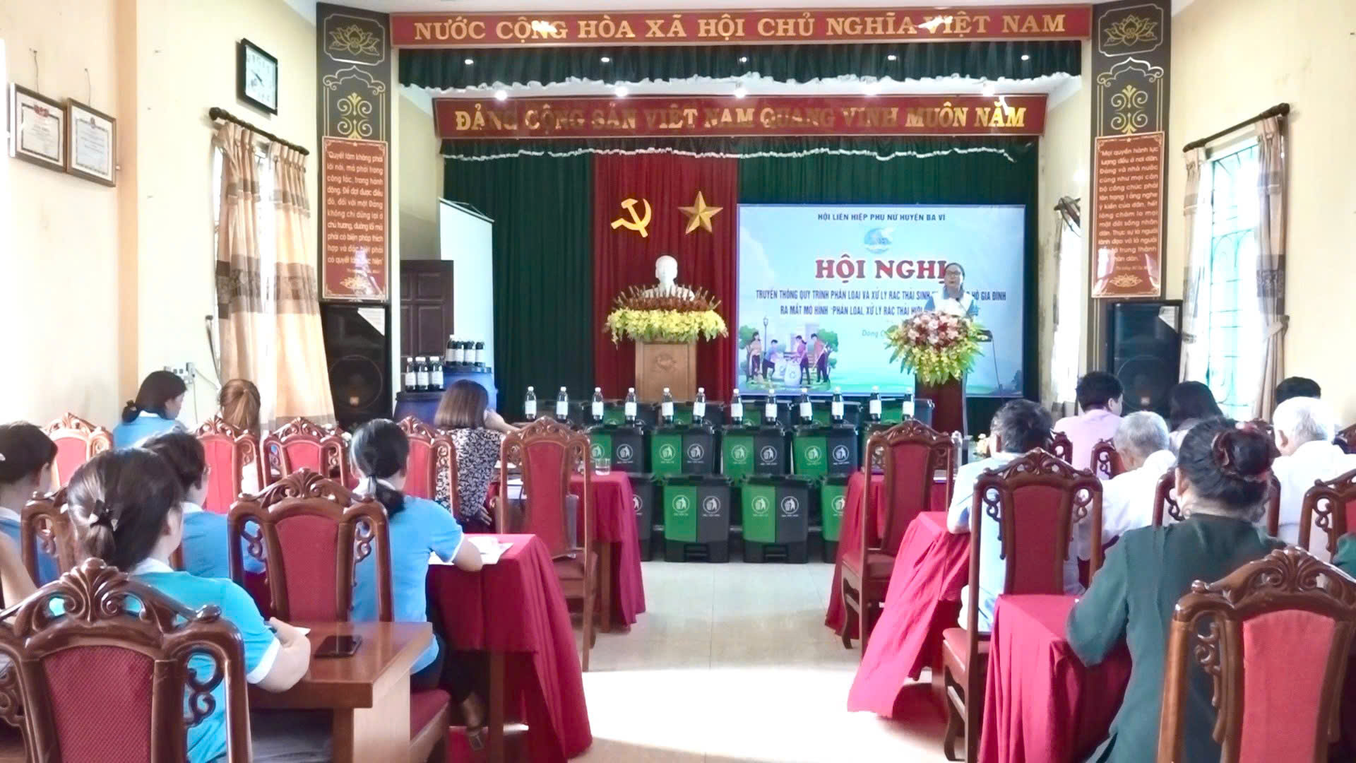 Hội LHPN huyện Ba Vì: Ra mắt mô hình phân loại, xử lý rác thải tại nguồn - ảnh 1