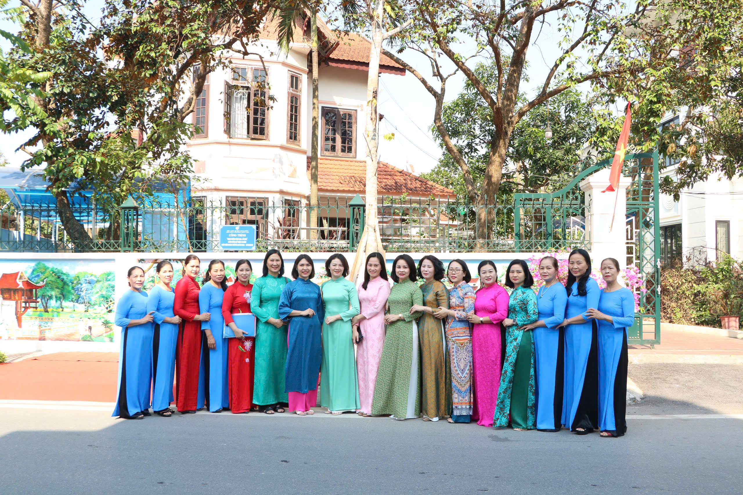 Ra mắt mô hình “Đoạn đường bích hoạ, nở hoa” tại phường Phúc Lợi, quận Long Biên - ảnh 9