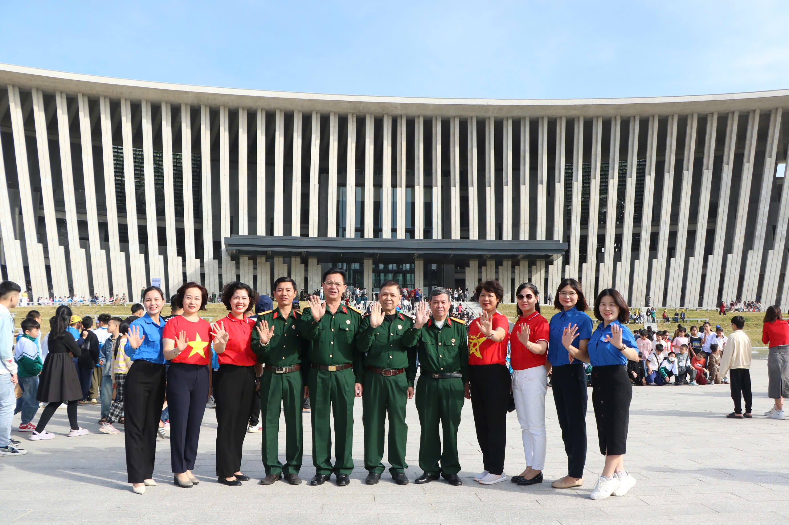 Tham quan, giáo dục truyền thống tại Bảo tàng Lịch sử Quân sự Việt Nam - ảnh 5