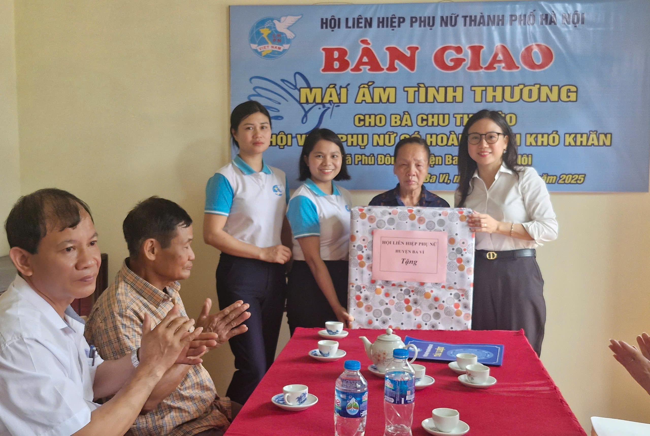 Hội LHPN Hà Nội trao kinh phí hỗ trợ xây sửa “Mái ấm tình thương“ - ảnh 5
