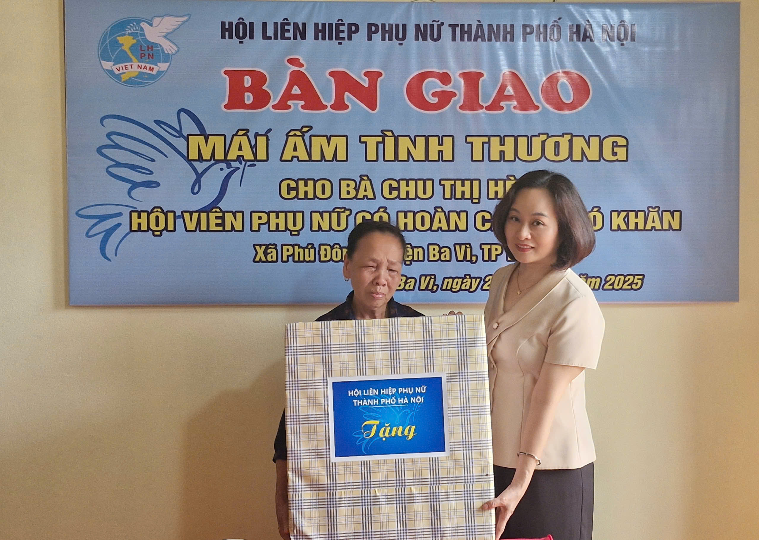 Hội LHPN Hà Nội trao kinh phí hỗ trợ xây sửa “Mái ấm tình thương“ - ảnh 3