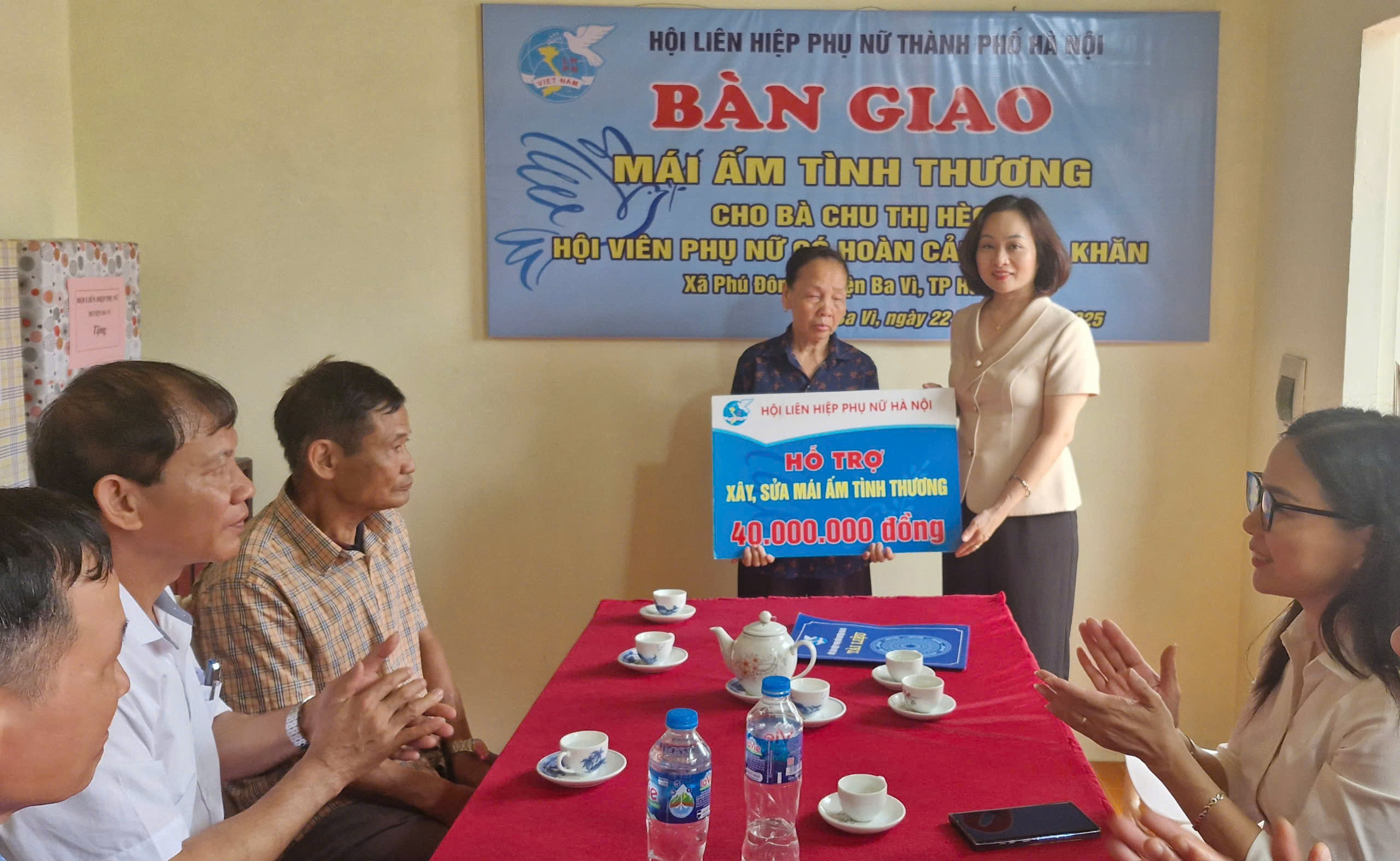 Hội LHPN Hà Nội trao kinh phí hỗ trợ xây sửa “Mái ấm tình thương“ - ảnh 2
