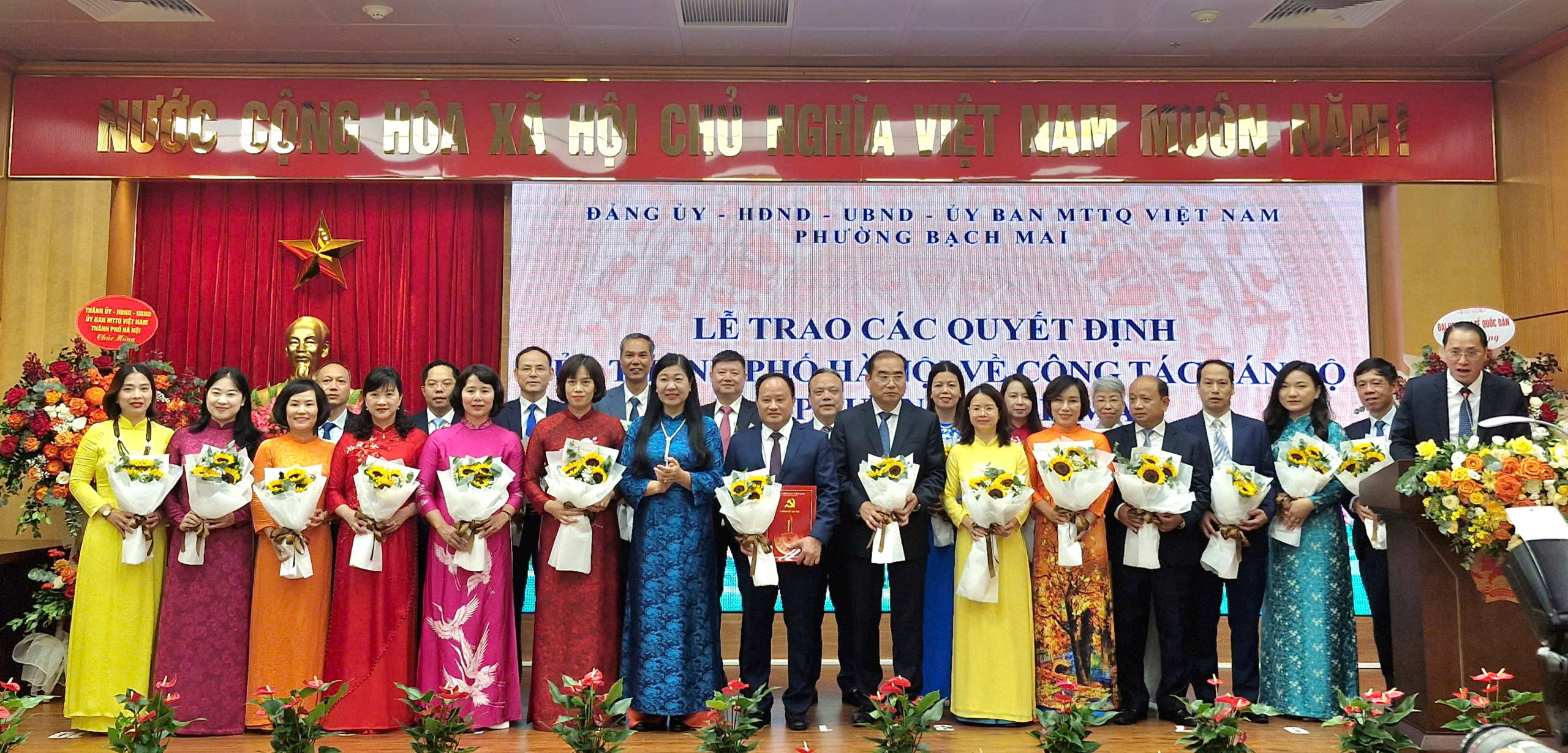 Công bố và trao các quyết định của thành phố Hà Nội về công tác nhân sự tại phường Bạch Mai - ảnh 1