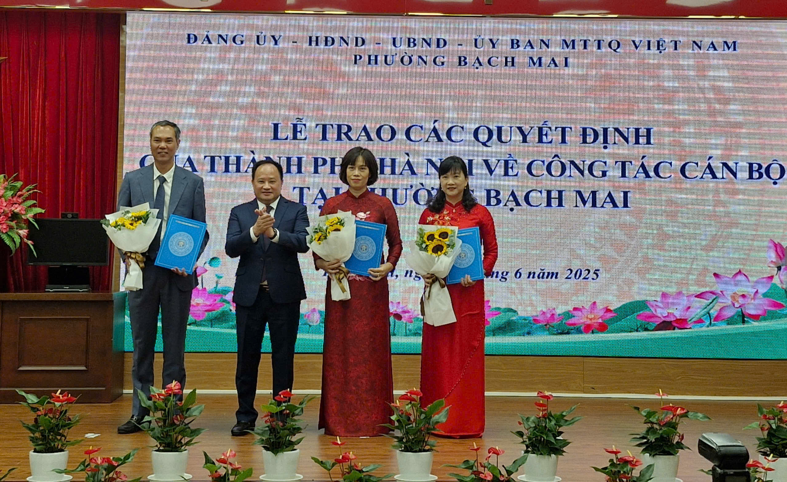 Công bố và trao các quyết định của thành phố Hà Nội về công tác nhân sự tại phường Bạch Mai - ảnh 3
