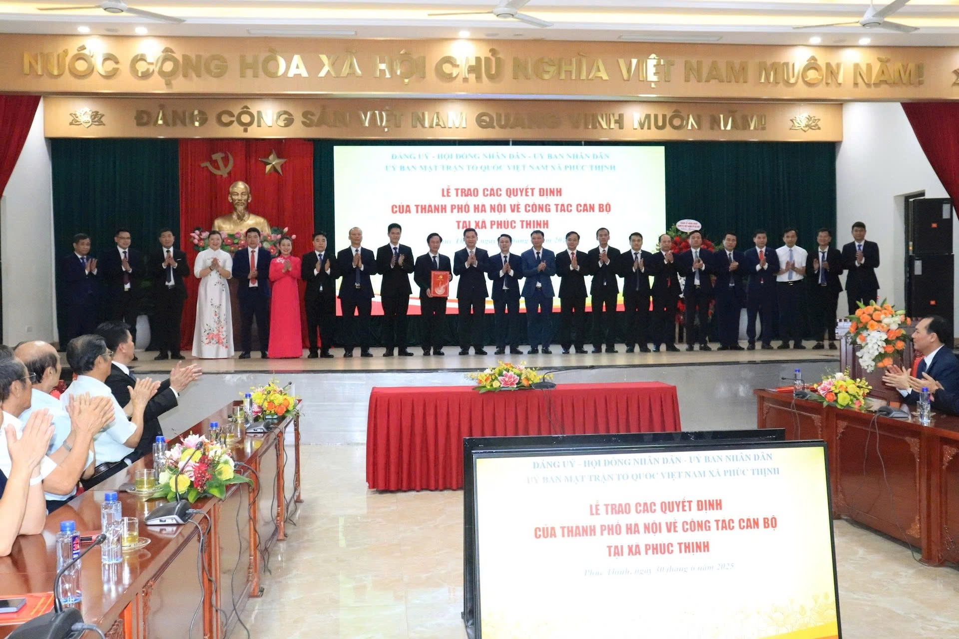 Công bố và trao Quyết định nhân sự nhân sự tại 3 xã: Phúc Thịnh, Thiên Lộc, Vĩnh Thanh - ảnh 3