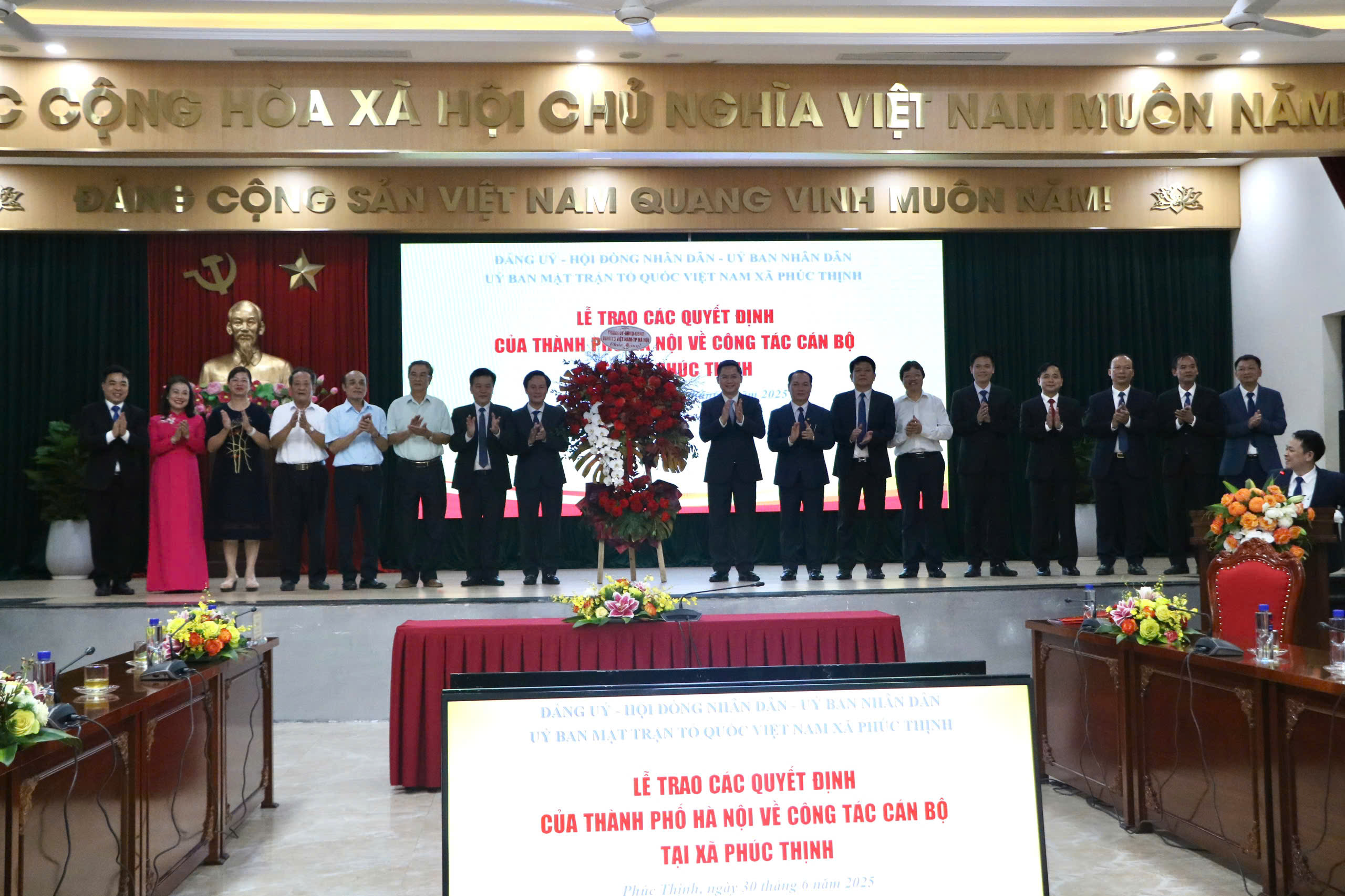 Công bố và trao Quyết định nhân sự nhân sự tại 3 xã: Phúc Thịnh, Thiên Lộc, Vĩnh Thanh - ảnh 4