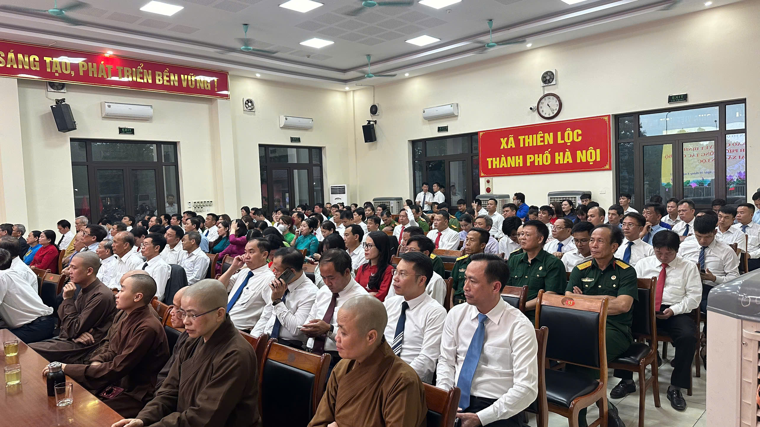 Công bố và trao Quyết định nhân sự nhân sự tại 3 xã: Phúc Thịnh, Thiên Lộc, Vĩnh Thanh - ảnh 5