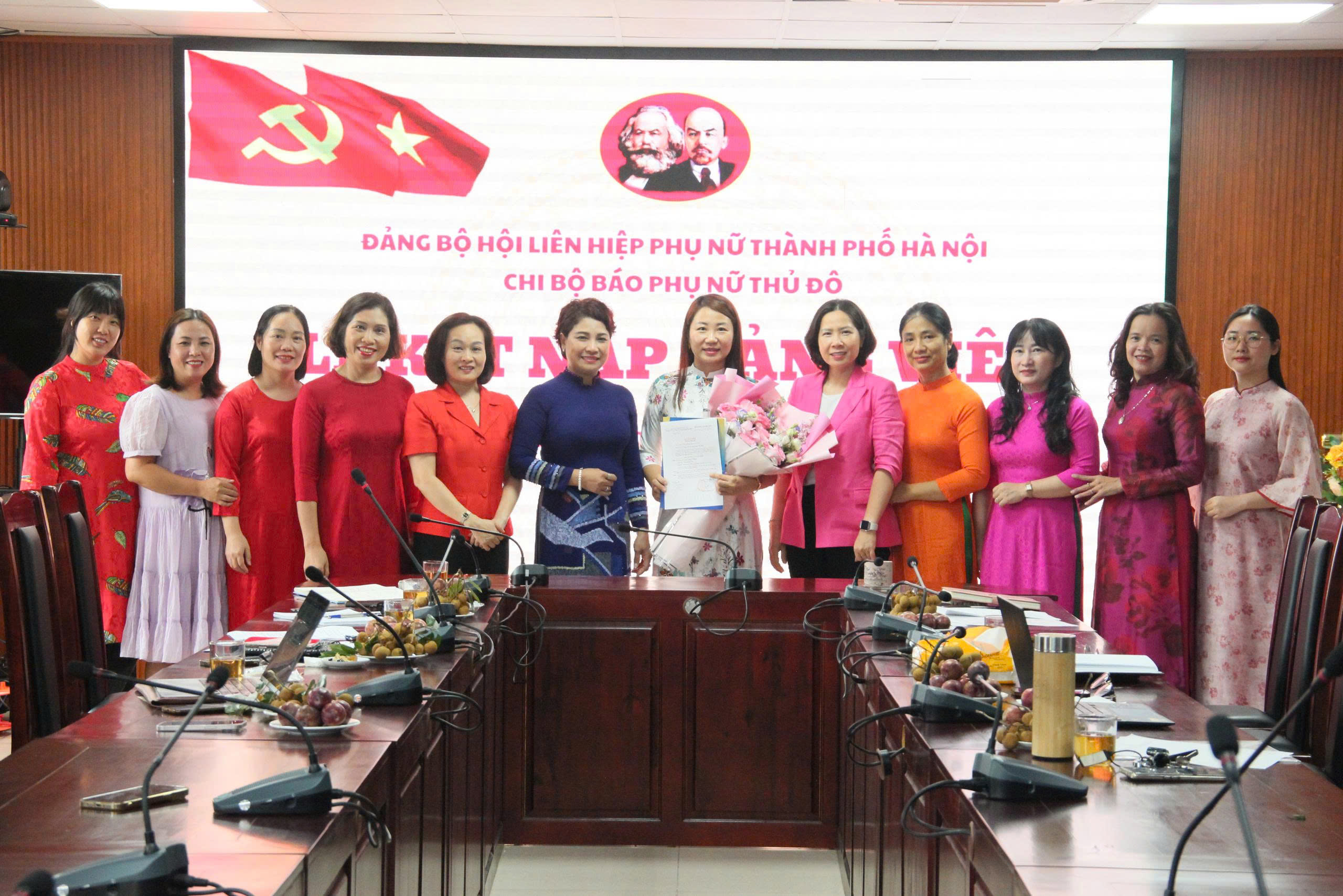 Chi bộ Báo Phụ nữ Thủ đô kết nạp Đảng viên mới - ảnh 4