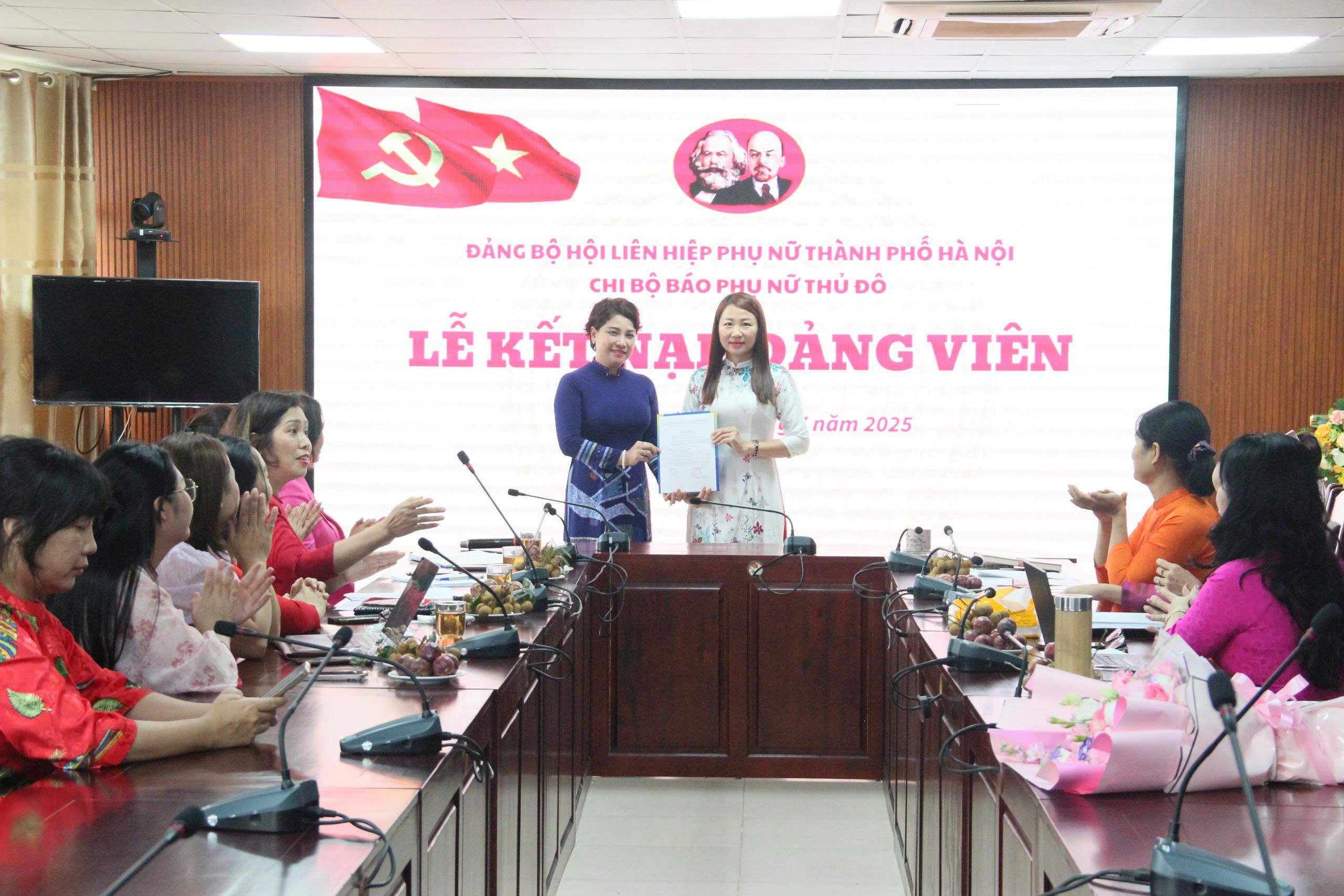 Chi bộ Báo Phụ nữ Thủ đô kết nạp Đảng viên mới - ảnh 1