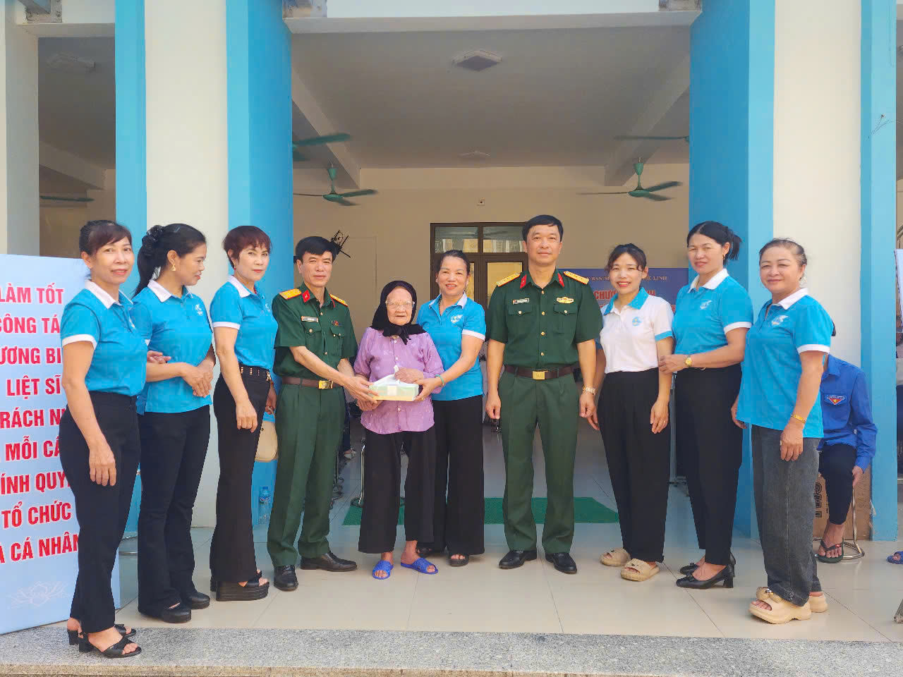 Khám bệnh, tư vấn sức khỏe, cấp thuốc cho hơn 700 đối tượng chính sách tại xã Mê Linh - ảnh 6