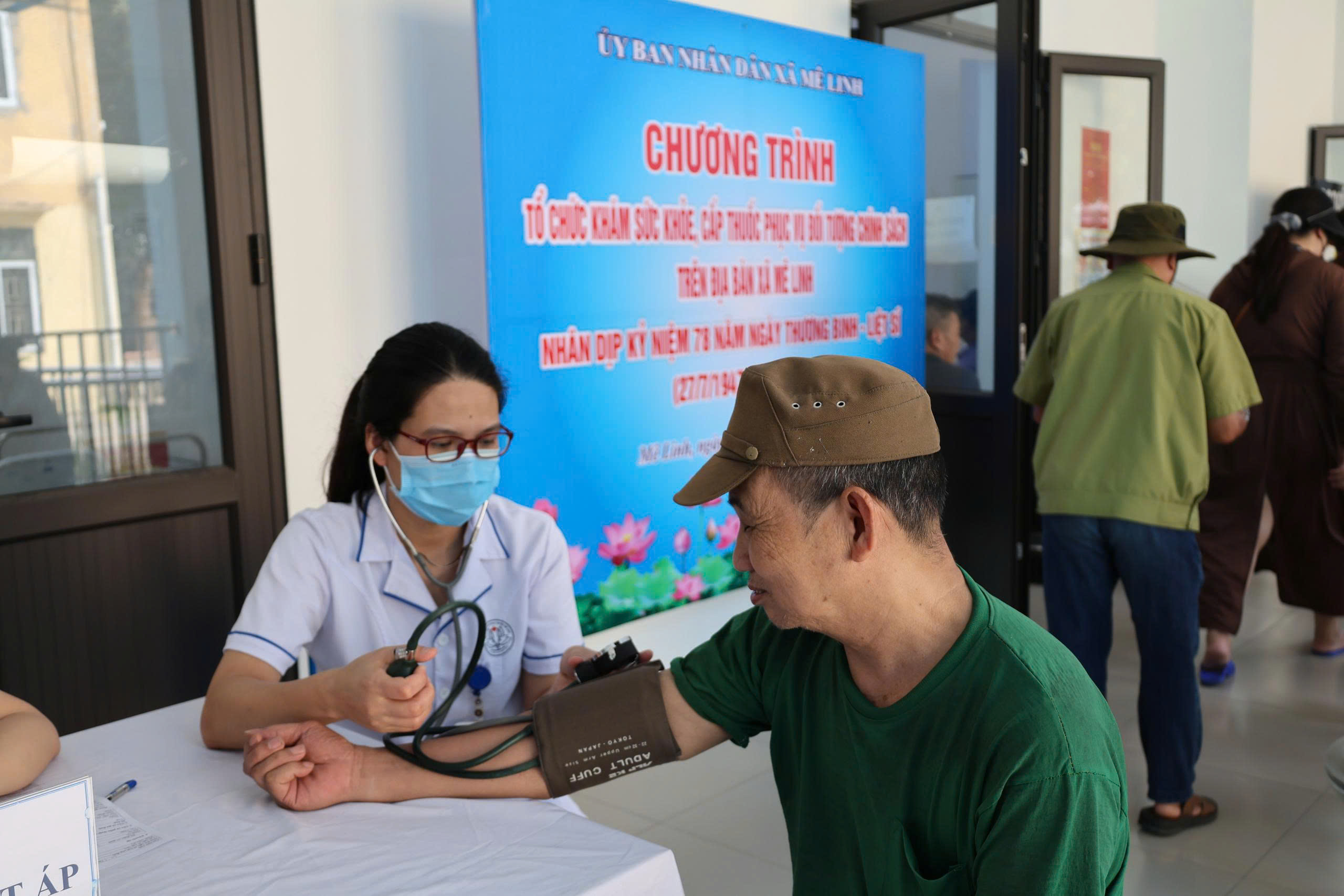 Khám bệnh, tư vấn sức khỏe, cấp thuốc cho hơn 700 đối tượng chính sách tại xã Mê Linh - ảnh 2