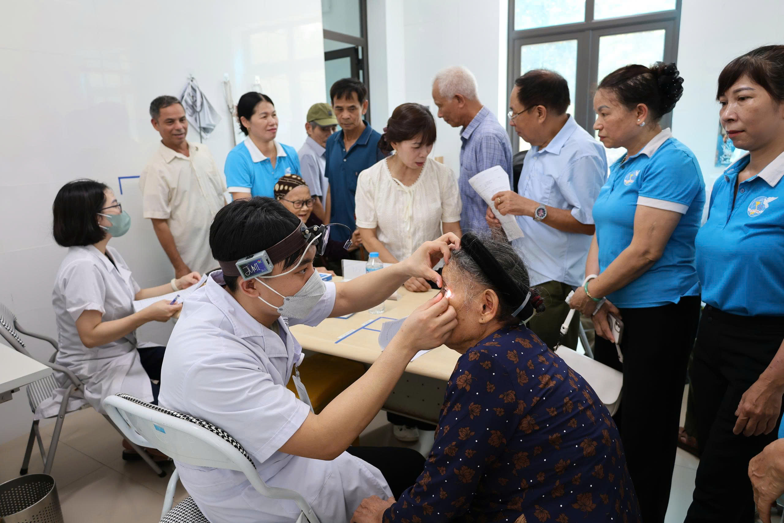 Khám bệnh, tư vấn sức khỏe, cấp thuốc cho hơn 700 đối tượng chính sách tại xã Mê Linh - ảnh 1