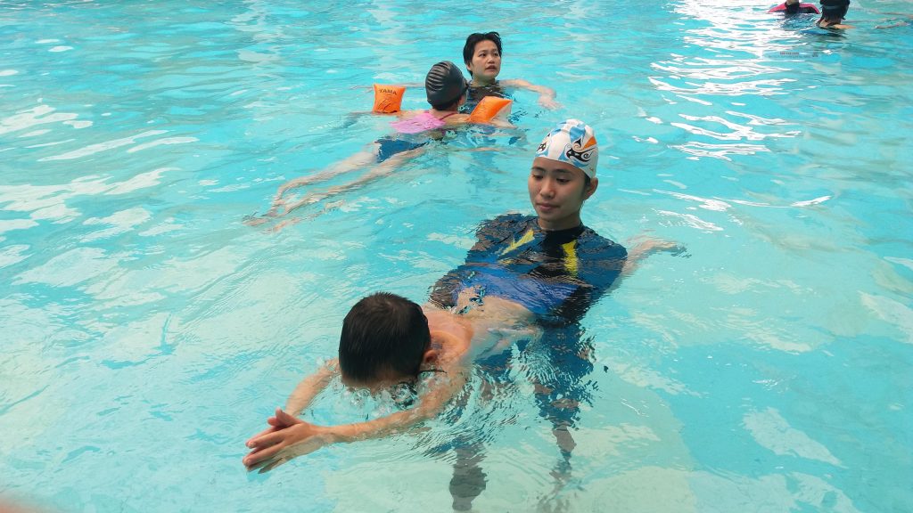 Đừng chờ con lớn mới dạy... bơi - ảnh 2
