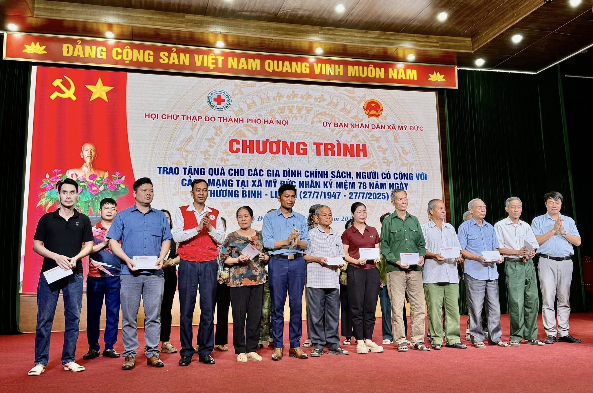 Hội Chữ thập đỏ Hà Nội tri ân các gia đình chính sách, người có công trên địa bàn - ảnh 3