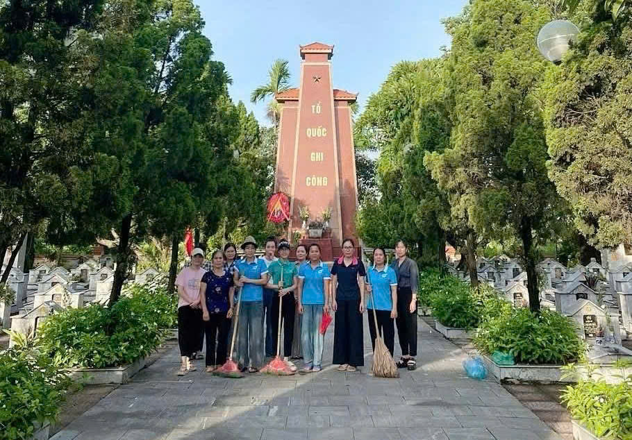Hội LHPN xã Quang Minh ra quân tổng vệ sinh môi trường, chỉnh trang nghĩa trang liệt sĩ - ảnh 4