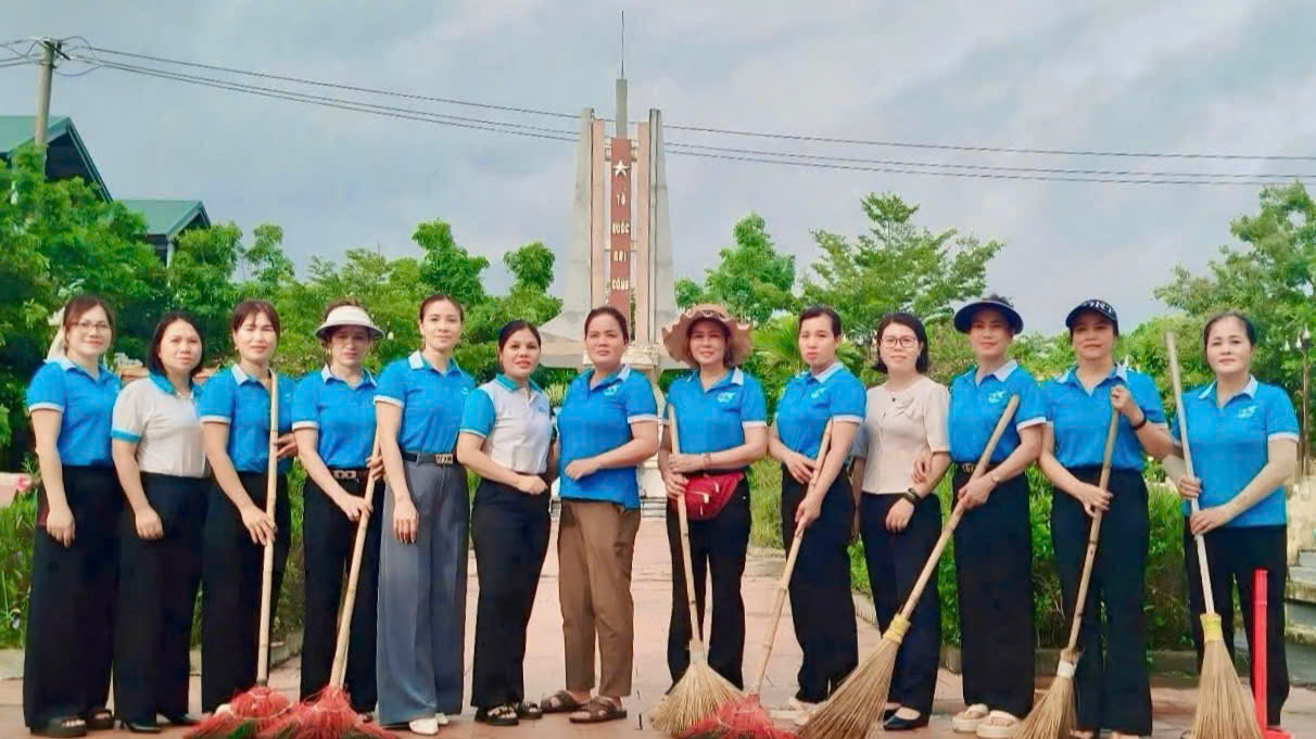 Hội LHPN xã Quang Minh ra quân tổng vệ sinh môi trường, chỉnh trang nghĩa trang liệt sĩ - ảnh 3
