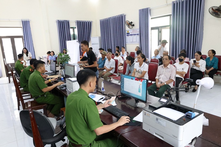 Xã Mê Linh: Phấn đấu hết ngày 20/8/2025 hoàn thành cấp đổi thẻ đảng viên - ảnh 1