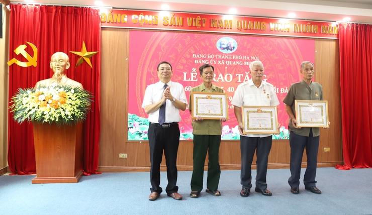 Đảng ủy xã Quang Minh trang trọng tổ chức Lễ trao Huy hiệu Đảng đợt 2/9 - ảnh 4