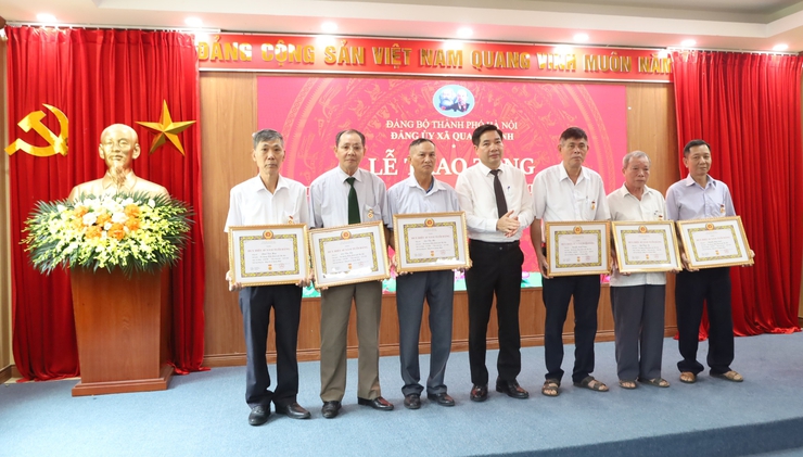 Đảng ủy xã Quang Minh trang trọng tổ chức Lễ trao Huy hiệu Đảng đợt 2/9 - ảnh 6