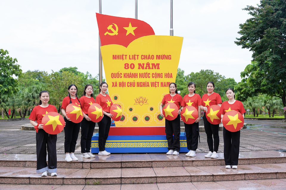Phụ nữ xã Quang Minh hân hoan chào mừng Quốc khánh 2/9 - ảnh 13