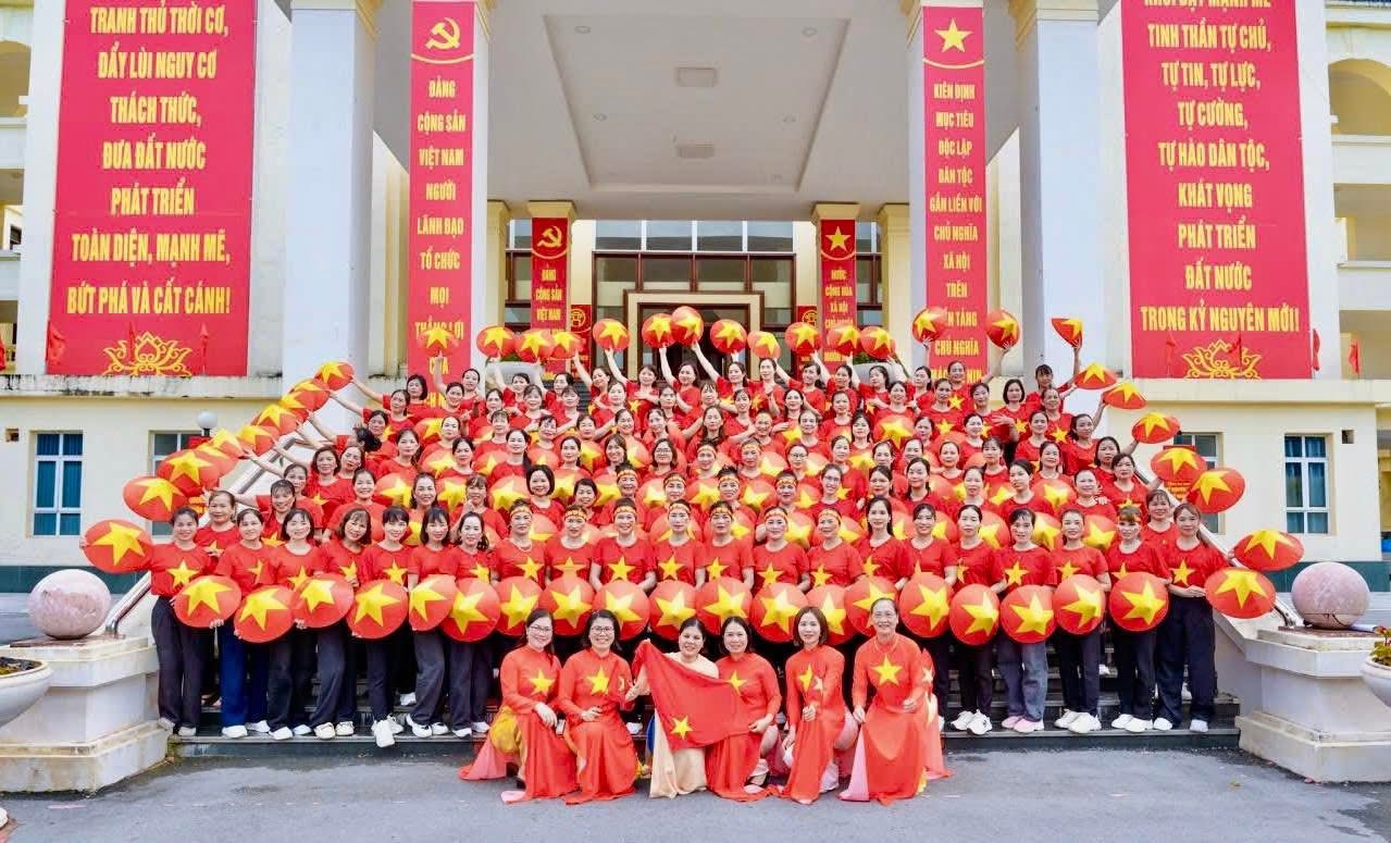 Phụ nữ xã Quang Minh hân hoan chào mừng Quốc khánh 2/9 - ảnh 4