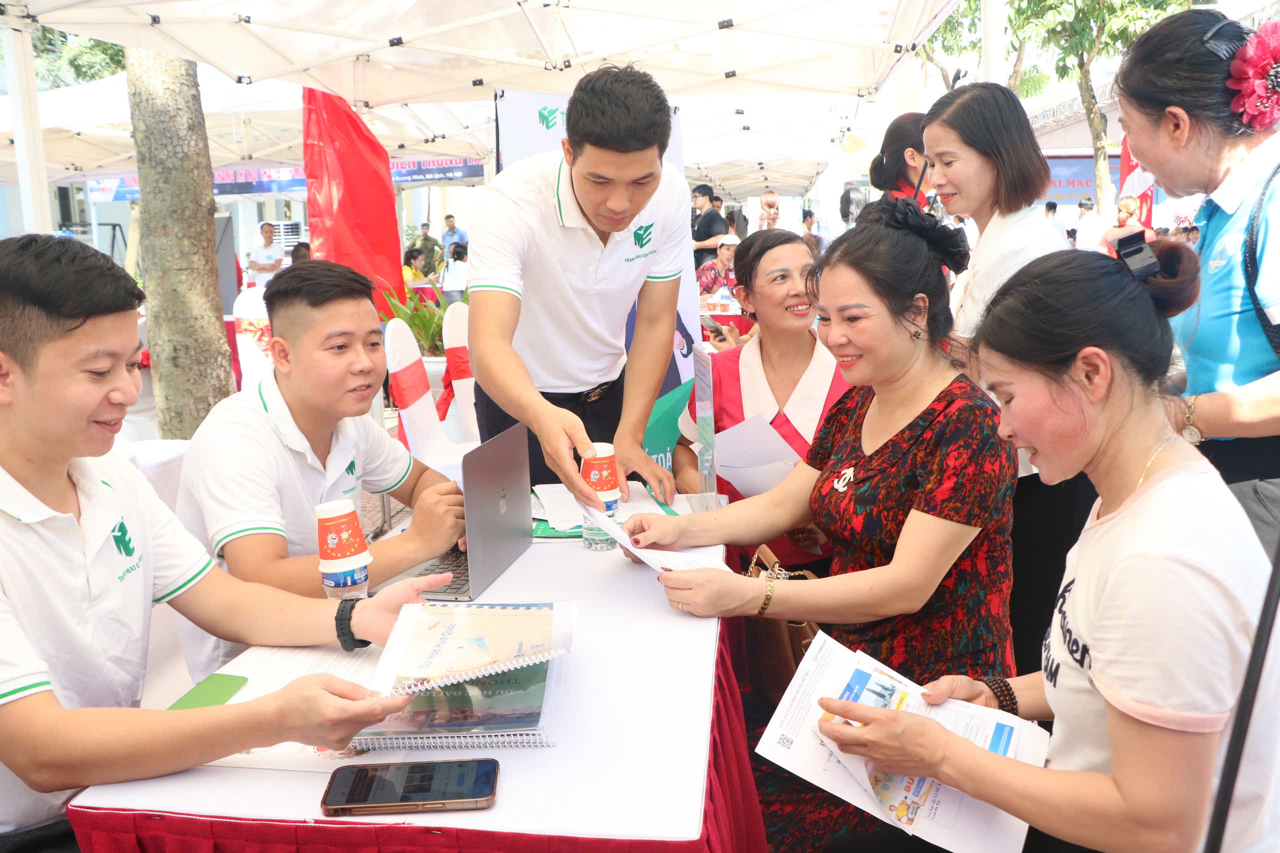 Xã Tiến Thắng tổ chức phiên giao dịch việc làm lưu động - ảnh 11