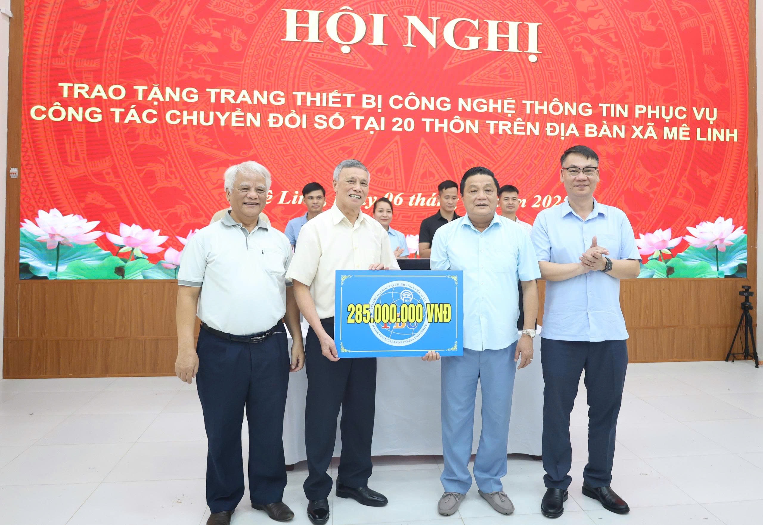 Xã Mê Linh trao tặng máy tính, máy in cho 20 thôn trên địa bàn - ảnh 1