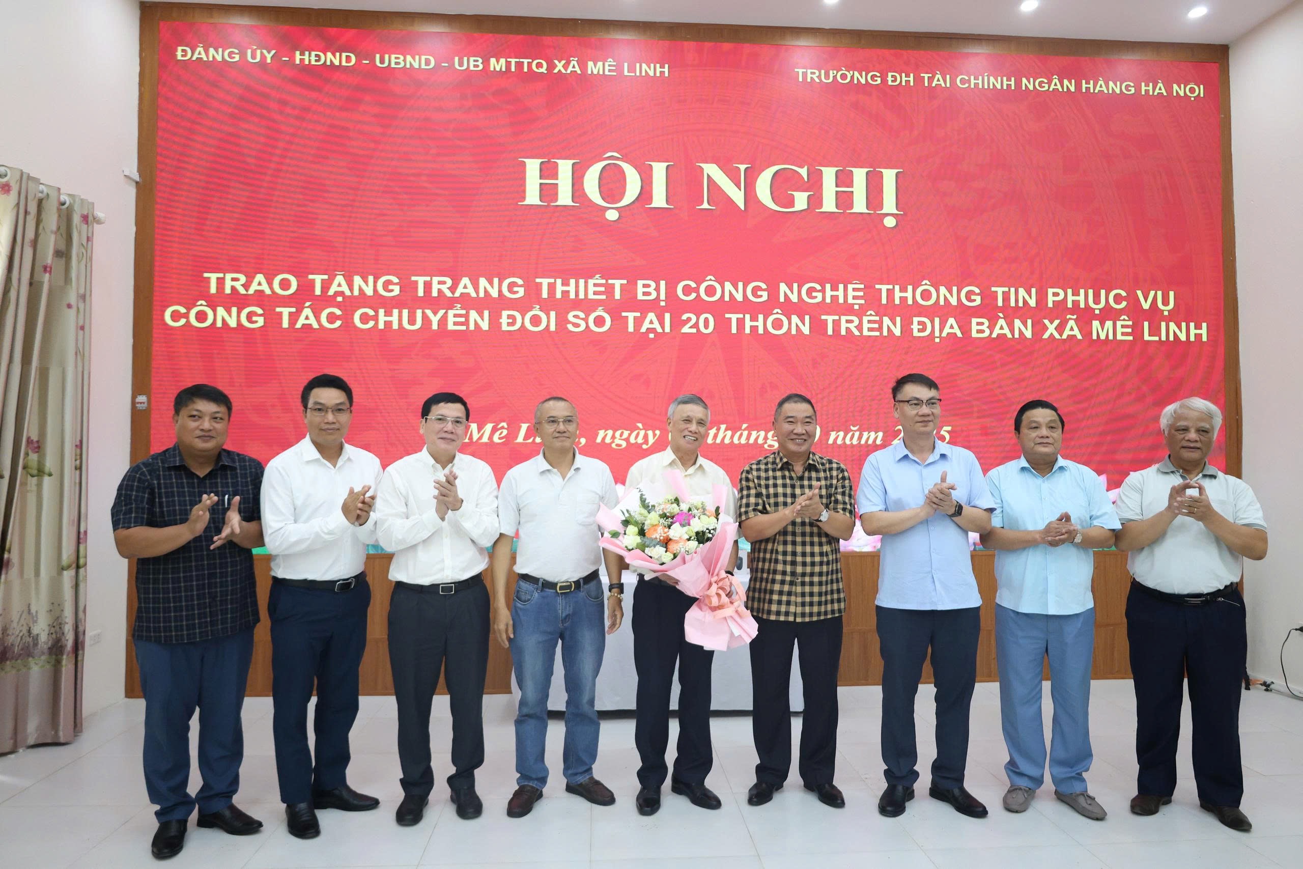 Xã Mê Linh trao tặng máy tính, máy in cho 20 thôn trên địa bàn - ảnh 6