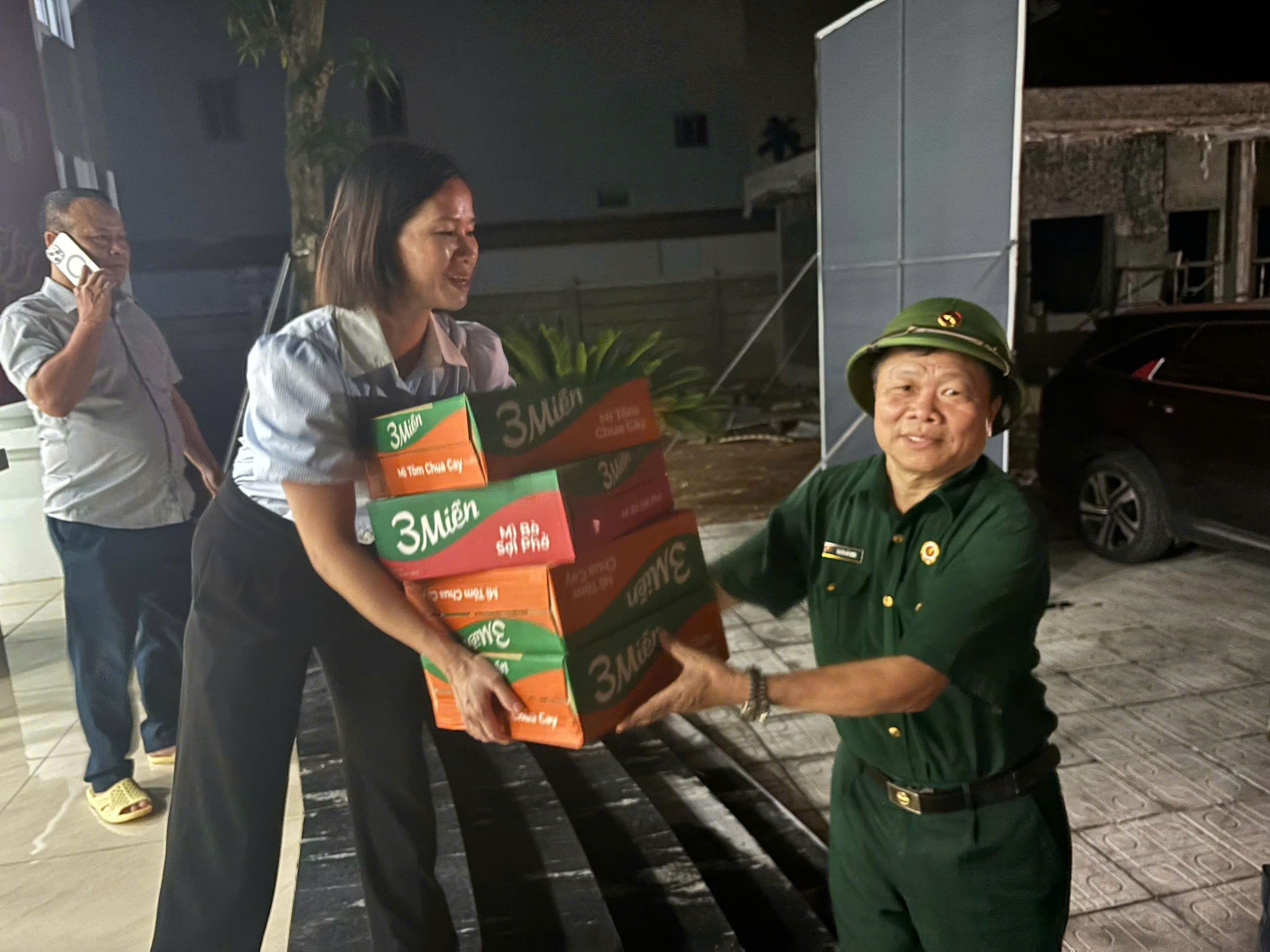 MTTQ xã Tiến Thắng hỗ trợ nhân dân xã Đa Phúc và Trung Giã bị ảnh hưởng do cơn bão số 11 - ảnh 3