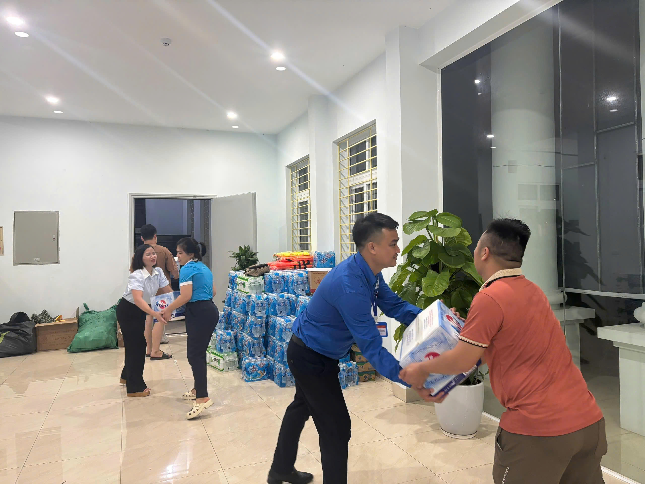 MTTQ xã Tiến Thắng hỗ trợ nhân dân xã Đa Phúc và Trung Giã bị ảnh hưởng do cơn bão số 11 - ảnh 2