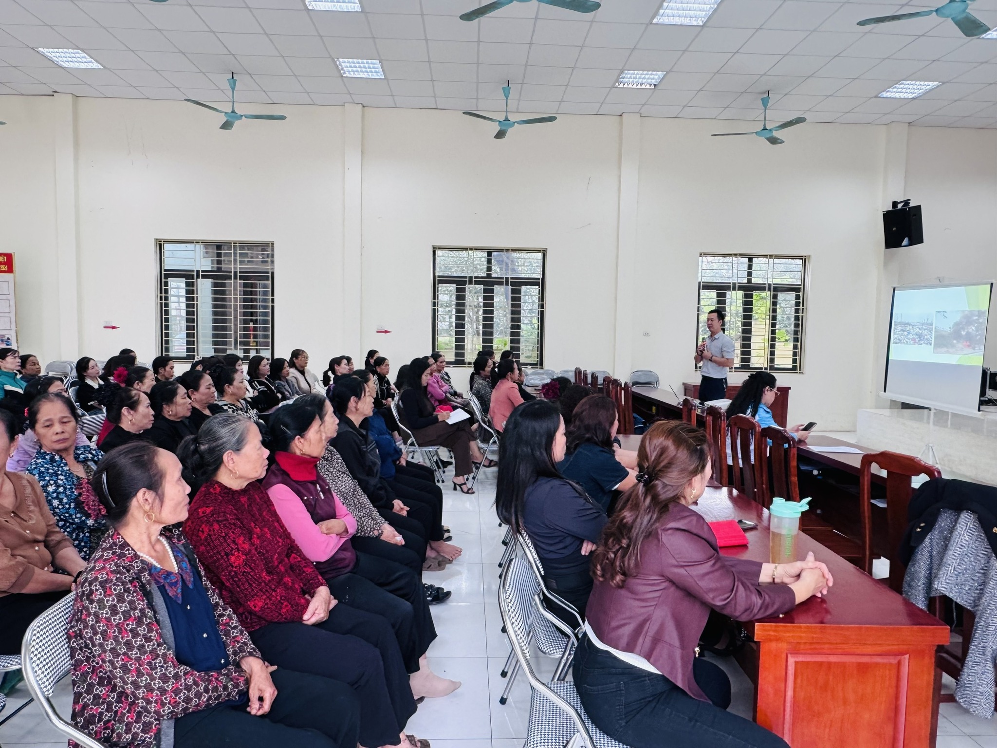 Hội LHPN xã Mê Linh tổ chức hiệu quả các hội nghị tập huấn xử lý rác thải tại hộ gia đình - ảnh 4