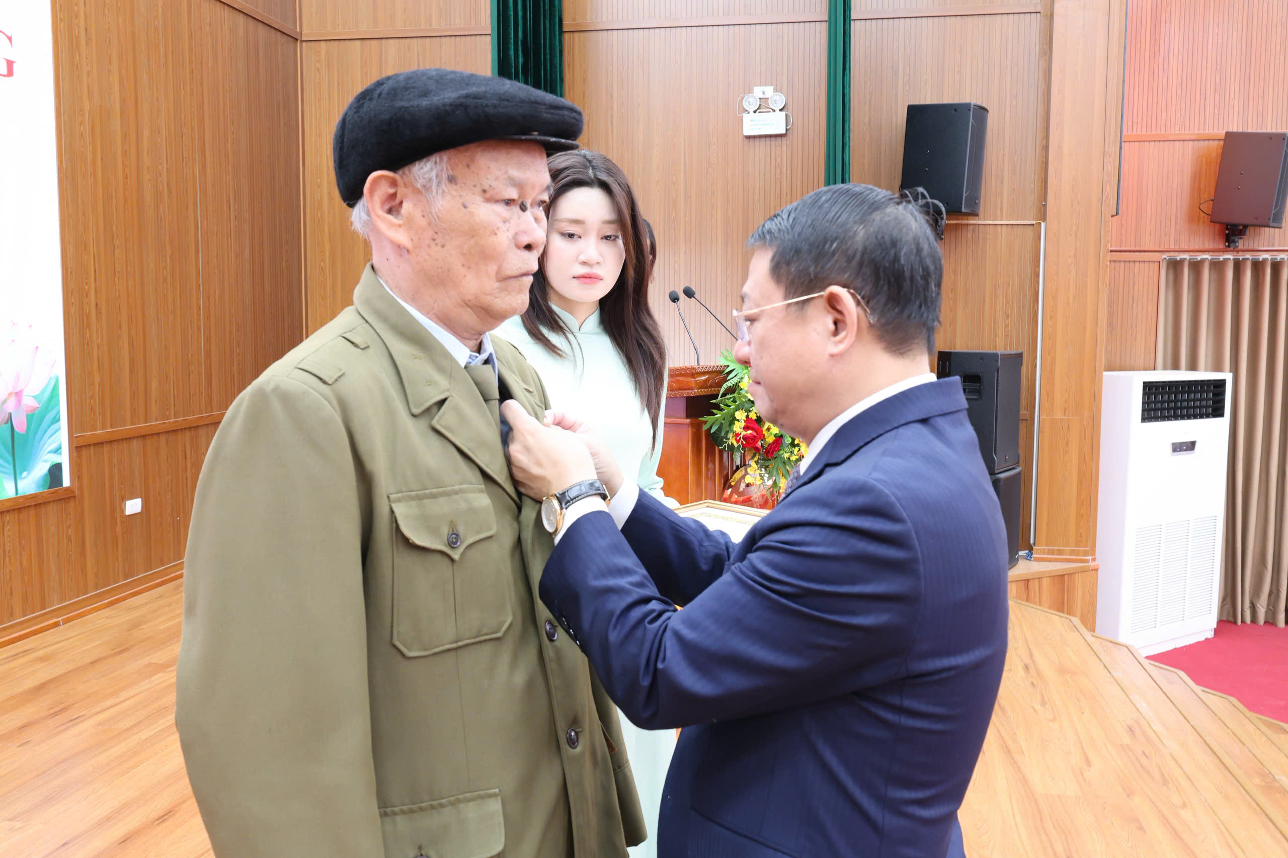 Xã Tiến Thắng trao tặng Huy hiệu Đảng cho 17 đảng viên - ảnh 4