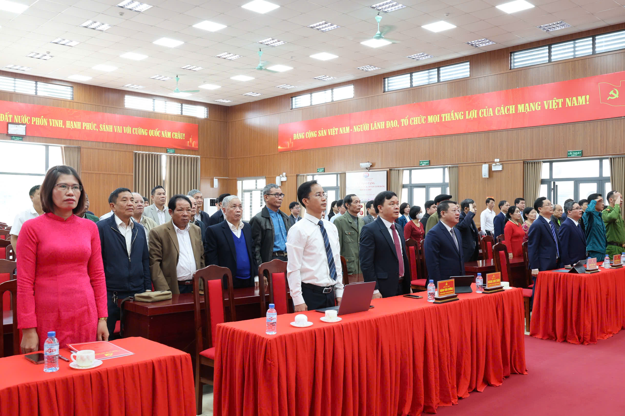 Xã Tiến Thắng trao tặng Huy hiệu Đảng cho 17 đảng viên - ảnh 1