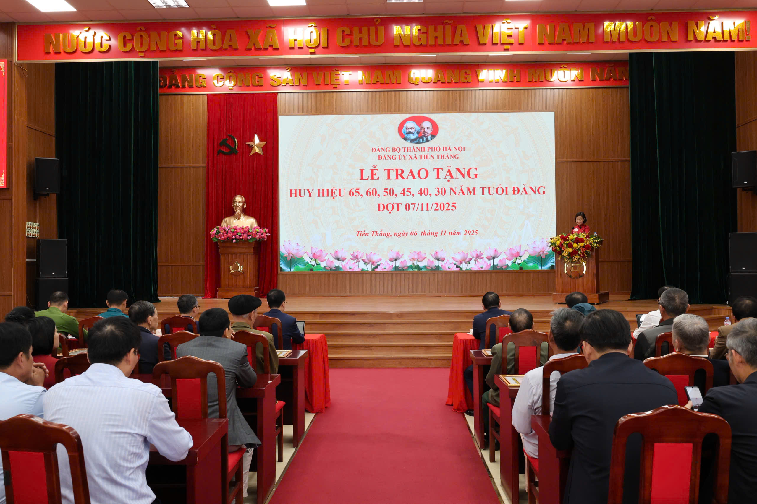 Xã Tiến Thắng trao tặng Huy hiệu Đảng cho 17 đảng viên - ảnh 2